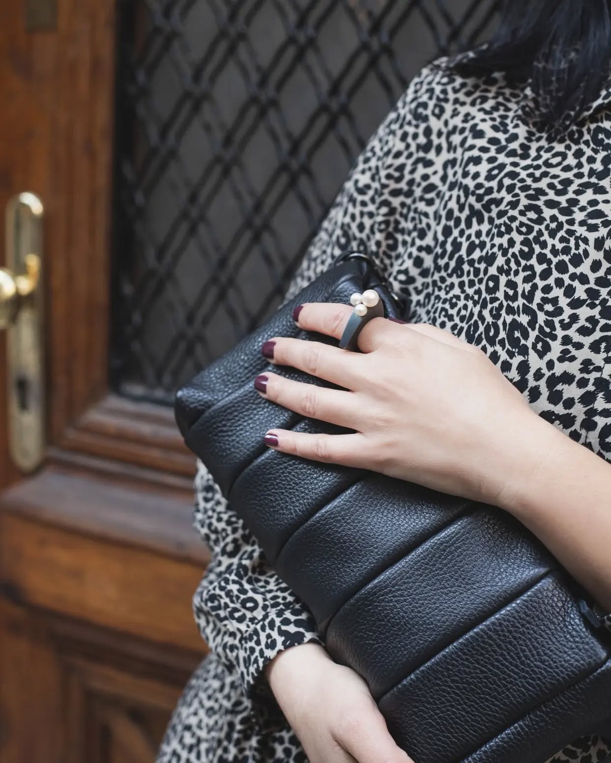 Another beautiful shot by @emilia_pan featuring my limited edition bubble ring and this beautiful bag by @hugbagsandmore .
.
.
.
.
.
.
.
.
.
.
.
#katerinapimenidujewellery
#katerinapimenidu #handmadering #freshwaterpearlring #freshwaterpearljewelry #freshwaterpearl #silverring #jewelrymaker #jewelrydesigner #designerjewelry #jewelry #jewellerydesigner jewelrymaking #handgemaakt #pearlearrings #freshwaterpearljewelry #greekdesigner #greekdesign #handmadejewelry #uniquejewelry #keshipearls #contemporaryjewelry #earrings #contemporaryearrings #renovatedpearls