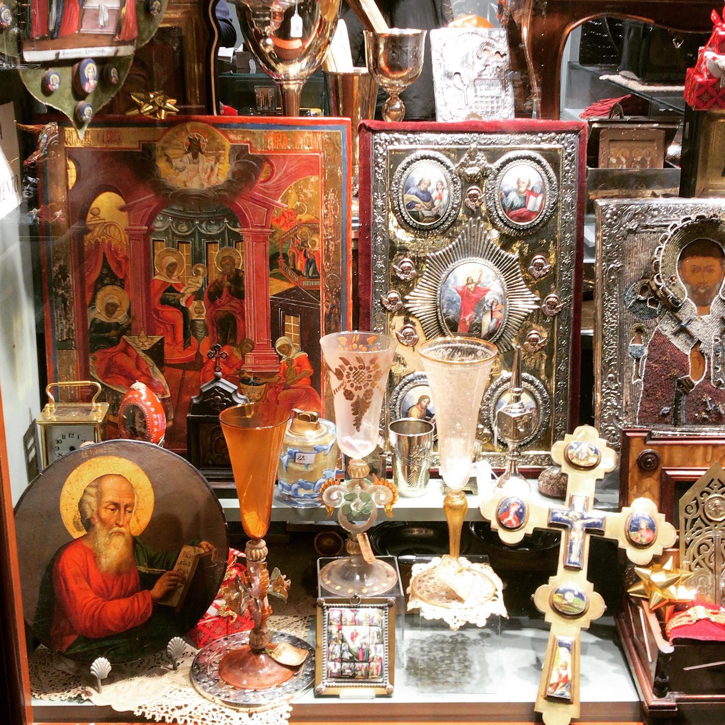 Antico ponte antiquariato, la mia vetrina , visita il mio sito antico ponteantiquariato.com. Link in bio#antiquesshop#antiquesinvenice #iconerusseantiche#