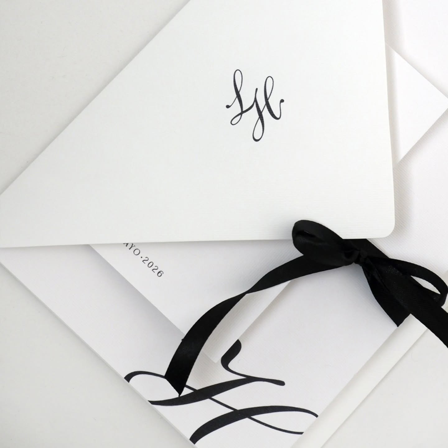 La elegancia clásica nunca pasa de moda y el negro...siempre es un sí.
👉🏼 Cuéntanos:
¿Eres más de blanco y negro o de color.
#EleganciaSencilla #blancoynegro #mdateliercreative