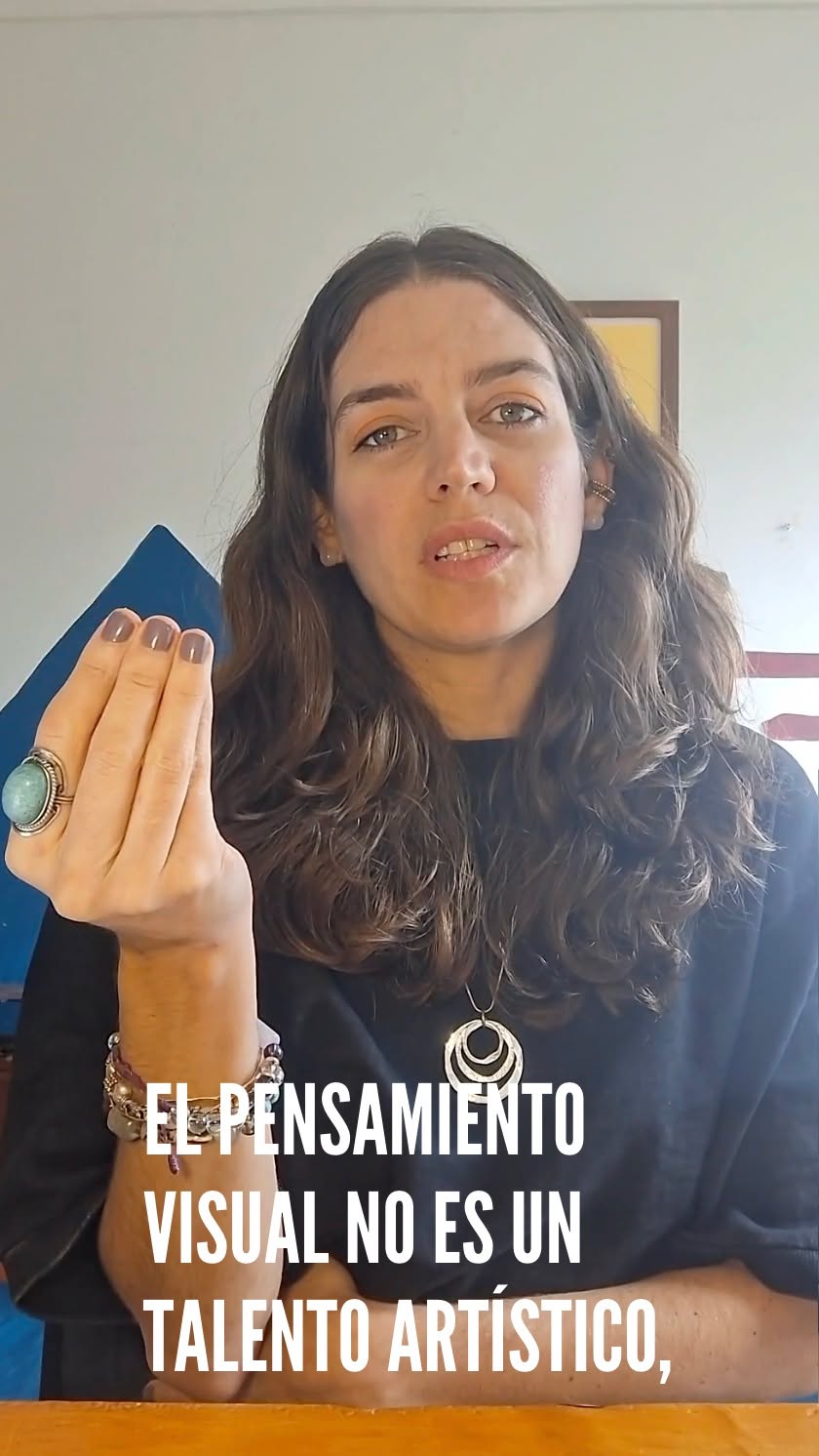 Muchas personas siguen creyendo que el pensamiento visual es “para creativos”.
Y por eso se lo pierden.
La realidad es otra: no necesitas saber dibujar, necesitas aprender a estructurar ideas, sintetizar mensajes y hacer visible el pensamiento colectivo.
Eso es exactamente lo que trabajamos en el ABC del Pensamiento Visual: una metodología práctica para comunicar con claridad en contextos reales de trabajo.
Si lideras procesos, presentas ideas o facilitas conversaciones, este curso es para ti.
#PensamientoVisual #VisualThinking #ComunicaciónClara #IdeasClaras #TrabajoConSentido