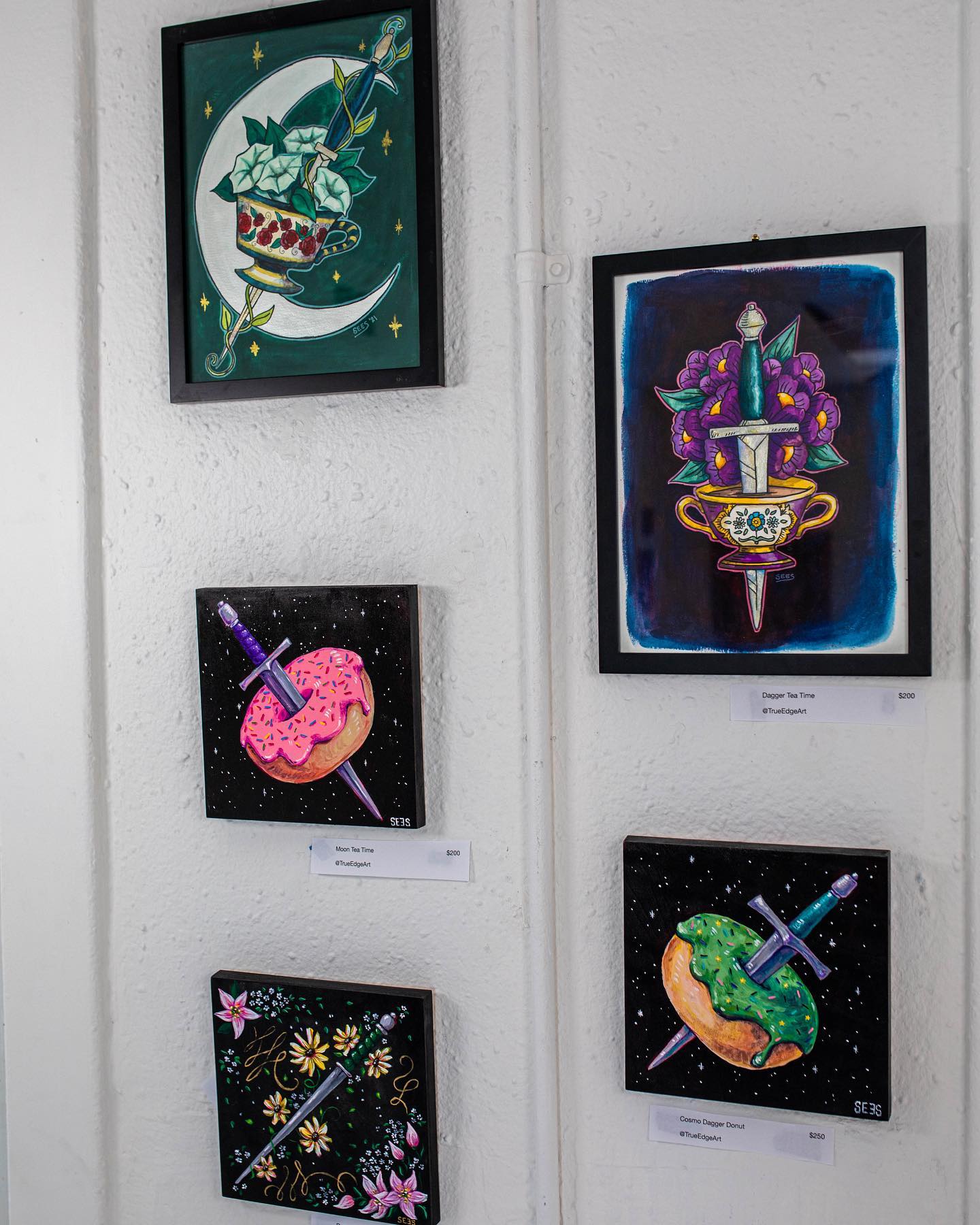 I painted these donuts in a whim and really loved how they turned out… and then I realized they were Cosmo and Wanda in disguise for those of who watched The Fairly OddParents! Anyone else watch that show?
🩷💚🍩✨🗡️
Just two more days to catch my gallery exhibit at @firehouseartcenter !
📸 @thewhiskeyjack / @foolishafterdark
.
#donut #dagger #cosmo #wanda #fairlyoddparents #teatime #gallery #Longmont #longmontcolorado