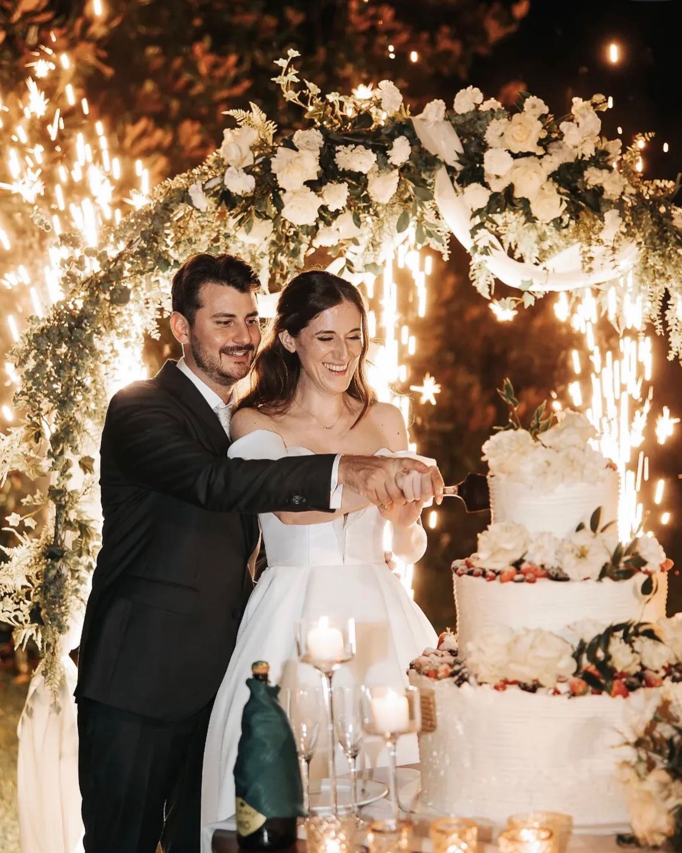 I nostri meravigliosi sposi contentissimi e sorridenti al loro taglio torta