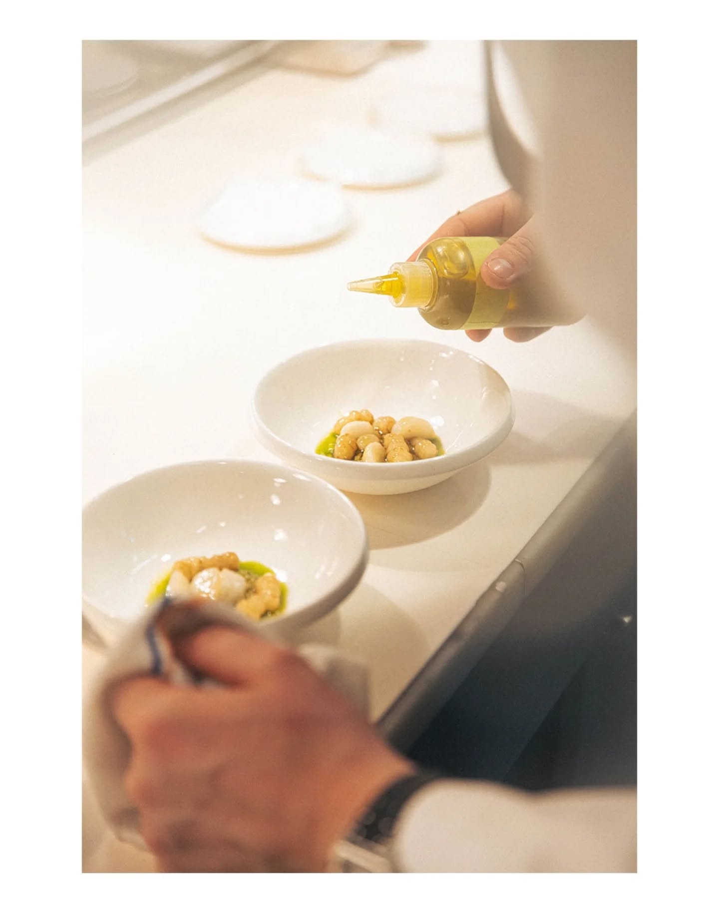 SERVICE !
Ça part pour la 12 !
Immersion dans la cuisine de @chefthomasallan au @themodernnyc, le restaurant ⭐️⭐️ du @themuseumofmodernart ! Garanti 100% sans ketchup !