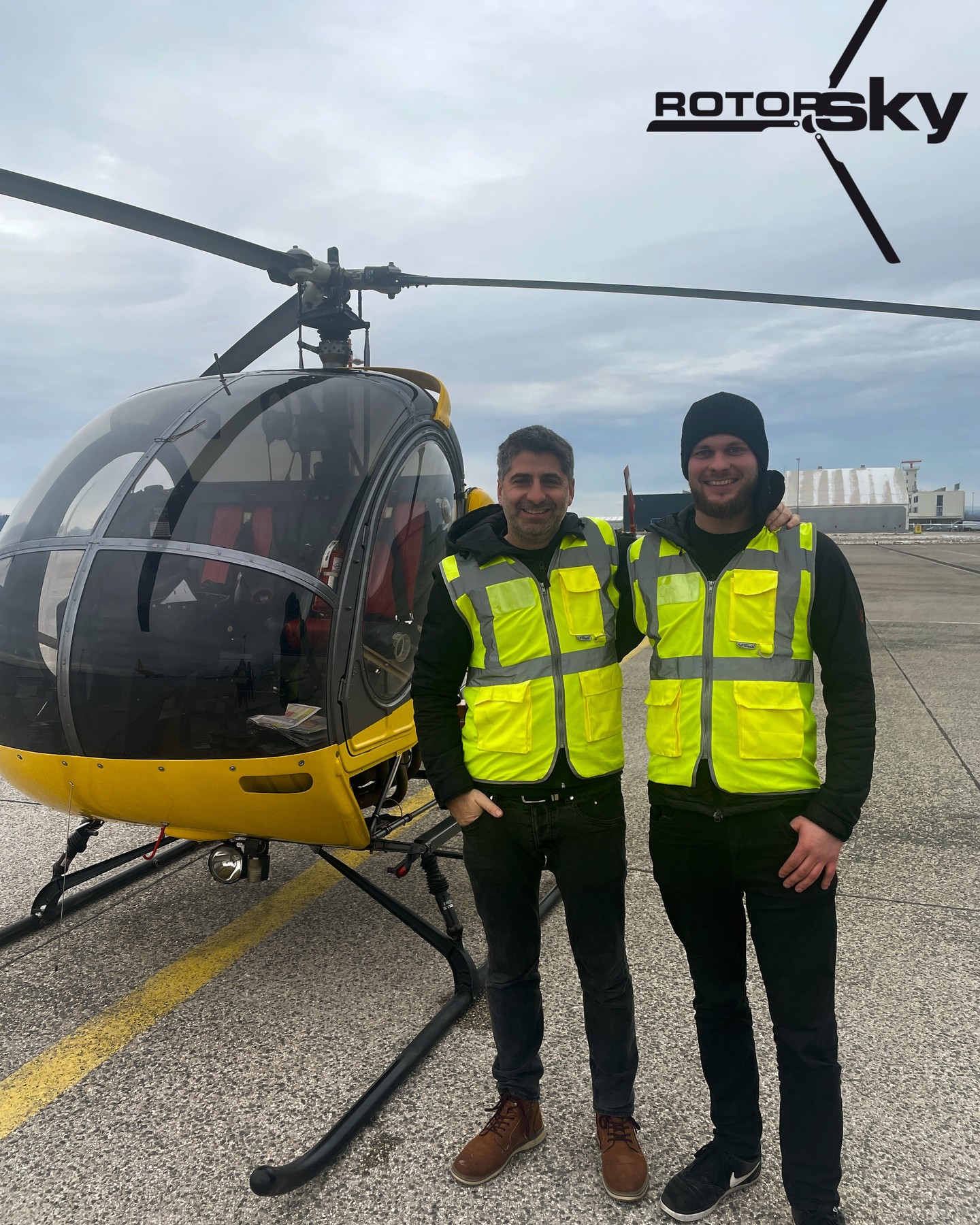 Eine weitere Erfolgsnachricht von der Ausbildung. @matthias.schwaighofer hat seine PPL Ausbildung erfolgreich abgeschlossen. Anstrengende Monate haben sich ausgezahlt und zu einer super Leistung geführt.
@matthias.schwaighofer wir sehen uns dann beim CPL 🚁
Another success story from the training. @matthias.schwaighofer has successfully completed his PPL training. Months of hard work have paid off and led to a great performance.
@matthias.schwaighofer see you at the CPL 🚁
#pilot #helicopter #aviation #hubschrauber #flightschool