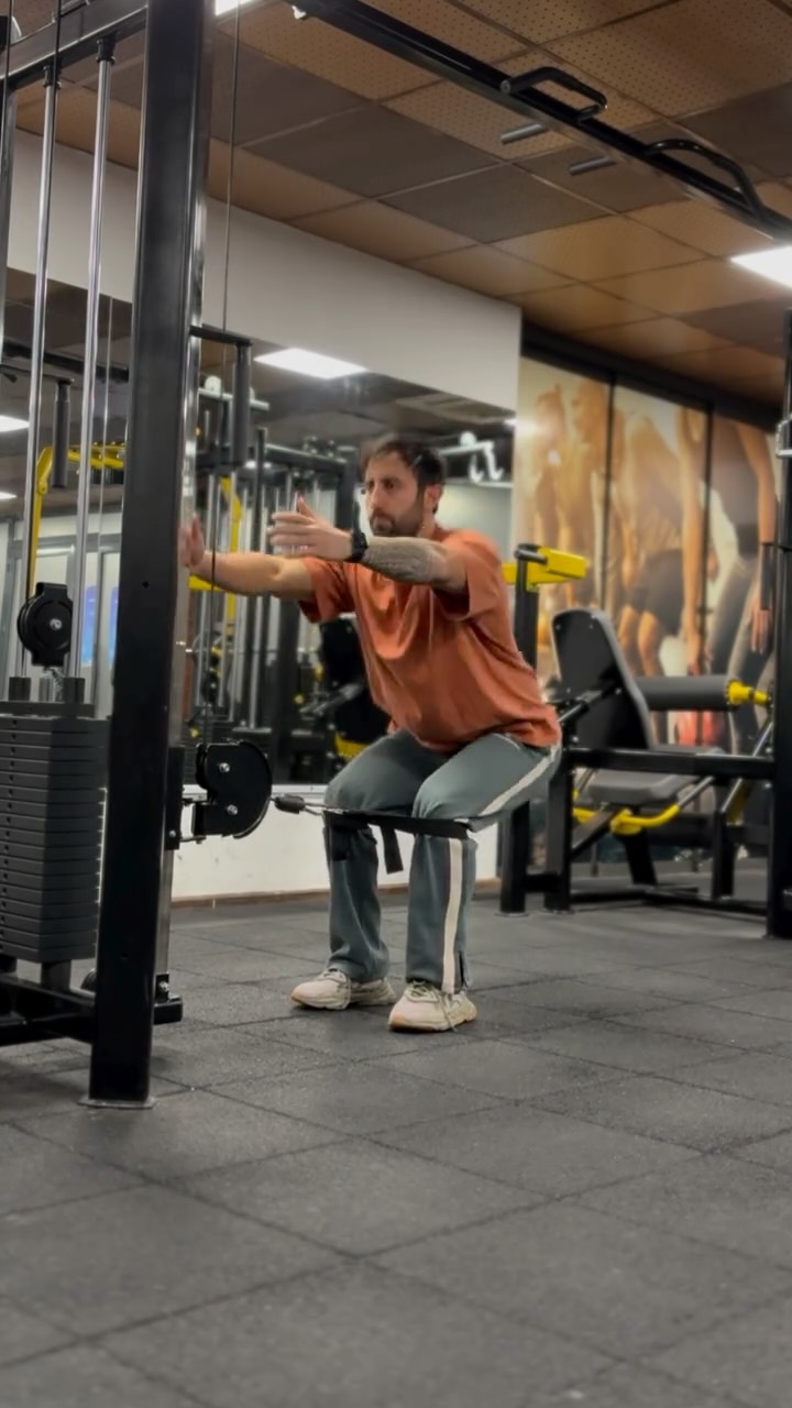 🦵 Diz ağrısı mı? Squat bırakma. Doğrusunu yap.
Dizlere arkadan destekli squat;
✔️ Diz içe kaçmasını azaltır
✔️ Ön diz baskısını düşürür
✔️ Kalça & glute aktivasyonunu artırır
✔️ Squat formunu daha güvenli hale getirir
🔹 Diz ağrısı yaşayanlar
🔹 Squat’a geri dönüş sürecinde olanlar
🔹 Diz–kalça–bel hattını korumak isteyenler için ideal
⚠️ Not: Amaç dizi arkaya bastırmak değil, kontrol kazandırmak.
Kaydet - paylaş - dene
Vücut doğru yüklenmeyi sever.
#keşfet #fypage #wellness #fitness #sporyaşam