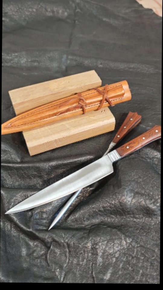 Un couteau de route médiéval qu'un de mes stagiaires survie m'a laissé pour que je lui améliore. La lame n'était pas du tout affûtée et les finitions n'étaient pas ouf. Le cuir était très sec. Pic à viande et lame, le petit kit que l'on avait sur les routes il y a longtemps.
Si vous regardez le programme de @ed4freres je propose un atelier sur " le repas du voyageur" sur les routes de Provence. Comment faisait-on quand il fallait se nourrir et compter sur ses provisions et sa débrouillardise il y a plusieurs siècles. #survival #adventure #survivalskills #kniferestoration #survie