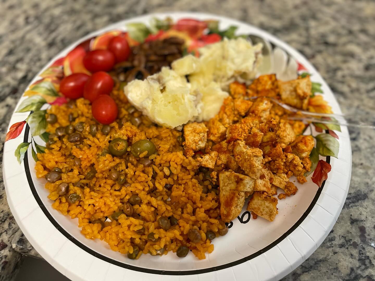Adelanto navideño! Arroz con gandules, mojo de setas, ensalada de papas y tomate. Luego el postre 🎁 #veganfood #vegan #navidad #christmas