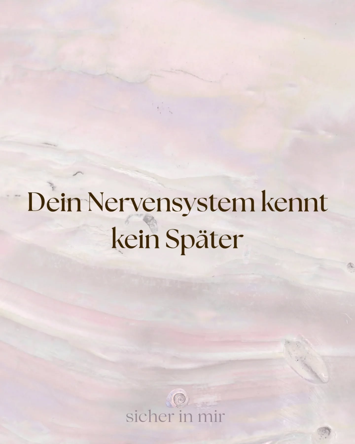 Wir warten.
Auf später.
Auf den Moment, in dem es leichter wird.
Ruhiger. Sinnvoller.
Wir sagen uns: Wenn das geschafft ist.
Wenn die Kinder größer sind.
Wenn der Körper sich verändert hat.
Wenn endlich Zeit ist.
Und während wir warten, bleibt etwas in uns angespannt.
Denn das Nervensystem kennt kein Später.
Es lebt immer im Jetzt.
Es fragt nicht nach Plänen oder Zielen.
Es fragt nur: Bin ich sicher? Darf ich hier sein?
Wenn Sicherheit, Ruhe oder Sinn in die Zukunft verschoben werden, bleibt der Körper im Alarm.
Nicht weil wir versagen.
Sondern weil wir gelernt haben, durchzuhalten, zu hoffen, weiterzumachen.
Viele von uns haben früh gelernt zu warten.
Auf Zuwendung.
Auf Gesehenwerden.
Auf Entlastung.
Und dieses Warten sitzt noch immer im Körper.
》Regulation bedeutet nicht, dass alles gut ist.
Sie beginnt dort, wo wir aufhören, uns selbst zu vertrösten.
Wo wir dem Körper erlauben, jetzt anzukommen.
Mitten im Unfertigen.
Mitten im Leben.
Sinn tritt nicht ein.
Love
Carola
SICHER.IN.MIR
NERVENSYSTEMARBEIT
SYSTEMISCHES COACHING
TRAUMASENSIBEL
EMBODIMENT