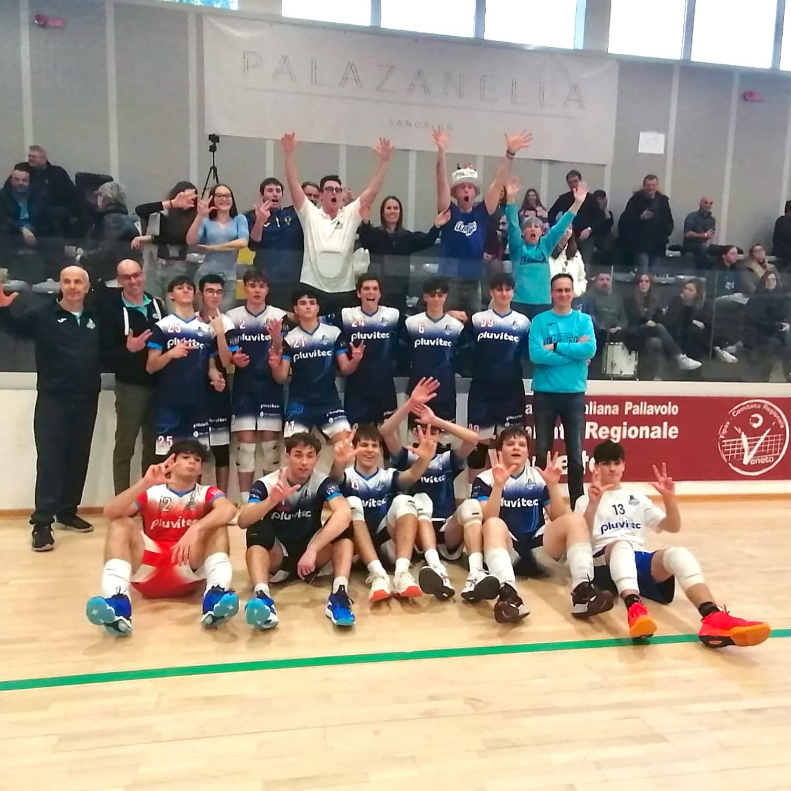 Finali Interterritoriali U19 – 3°/4° posto
Pallavolo Legnago U19 – Bassano 3–0
📍 Pala Zanella, Vicenza
La nostra U19, sponsorizzata da Pluvitec, conquista il 3° posto interterritoriale superando Bassano con un netto 3–0 e raggiunge la fase regionale, centrando un traguardo di grande valore sportivo per la società.
Una partita affrontata con determinazione e maturità, nella quale la squadra ha interpretato al meglio le indicazioni dello staff, mantenendo ordine e continuità per tutta la gara. Tre set combattuti, gestiti con attenzione anche nei momenti più delicati, a conferma della crescita del gruppo e del lavoro svolto durante la stagione.
Un risultato che premia l’impegno quotidiano di questi ragazzi e rappresenta un passaggio fondamentale nel percorso del settore giovanile della Pallavolo Legnago.
Alla finale interterritoriale hanno preso parte:
Mantovani Nicolò, Zanardi Tommaso, Magalini Adriel, Colville Alexander, Falsiroli Mattia, Eminente Mattia, Bianchi Daniele, Bissoli Matteo, Bernardinello Michele, Ferranti Davide, Raganà Tommaso, Schiro Alessandro, Tonini Nicola, Gellatti Federico, Filippin Edoardo e Bellini Simone Pietro.
Staff:
1º Allenatore: Vicentini Roberto
2º Allenatore: Zani Paolo
Dirigente: Tonini Luca
Ringraziamo @asd_volleysandrigo_ per l’ospitalita e il @comunedisandrigo
Ora lo sguardo è rivolto alla fase regionale.
Forza Pallavolo Legnago 💪
#asdpallavololegnago