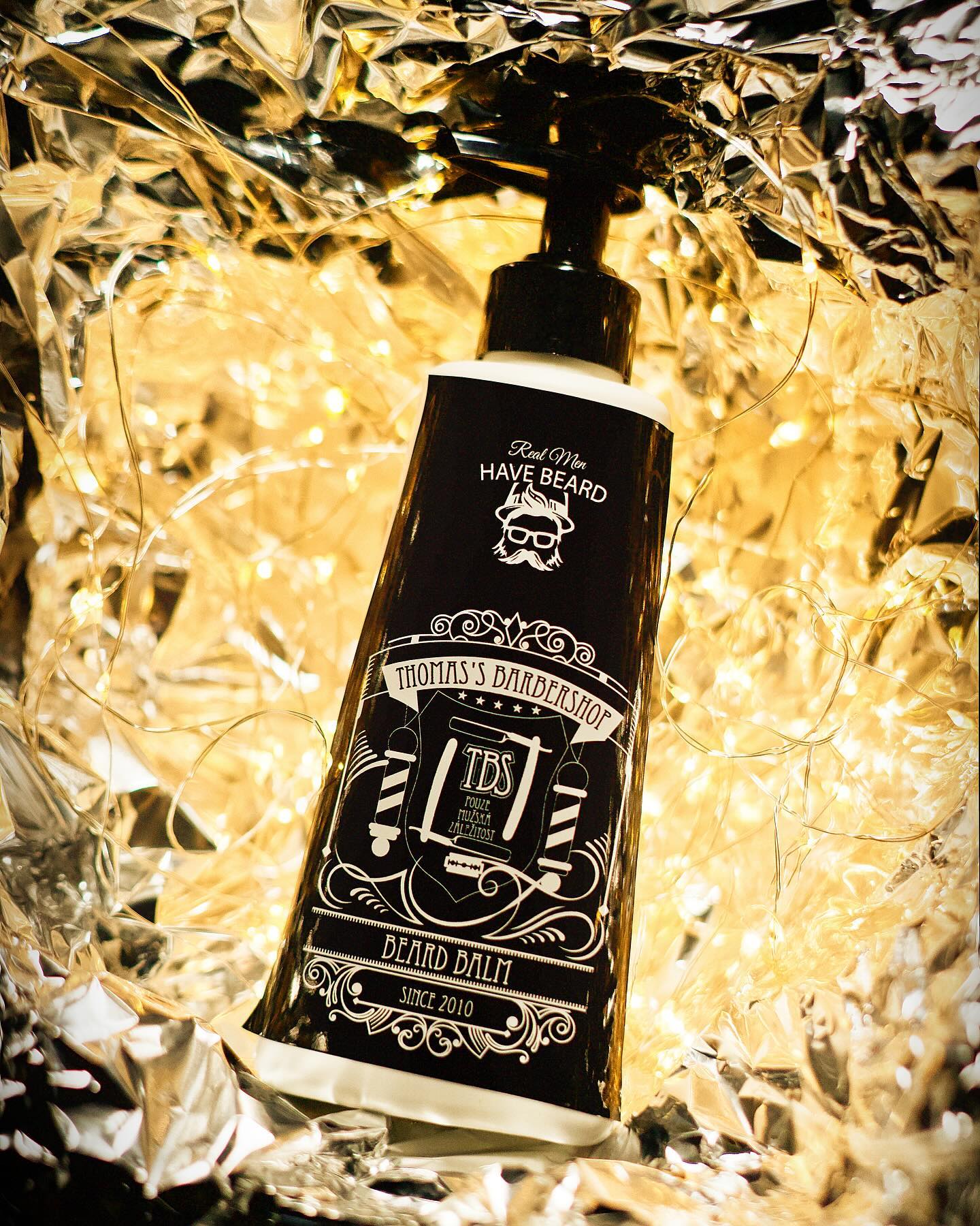 Víte že lupy nesídlí jenom na hlavě?
Tenhle beard balm zatočí i s těmi, co se schovávají pod vousy.