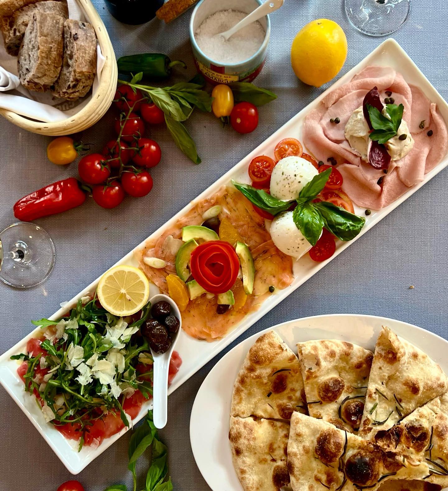 Wenn die Temperaturen steigen ☀️.. und dann muss man sich auch noch entscheiden! 🤯 Probiert unsere Antipasti Misti mit eurer liebsten Begleitung - leicht, lecker und von allem was dabei! 😎 #tuttipazziperlacucina #münchen #italianfoodmunich #restaurantmünchen #lacucina #pizzapastaandmore