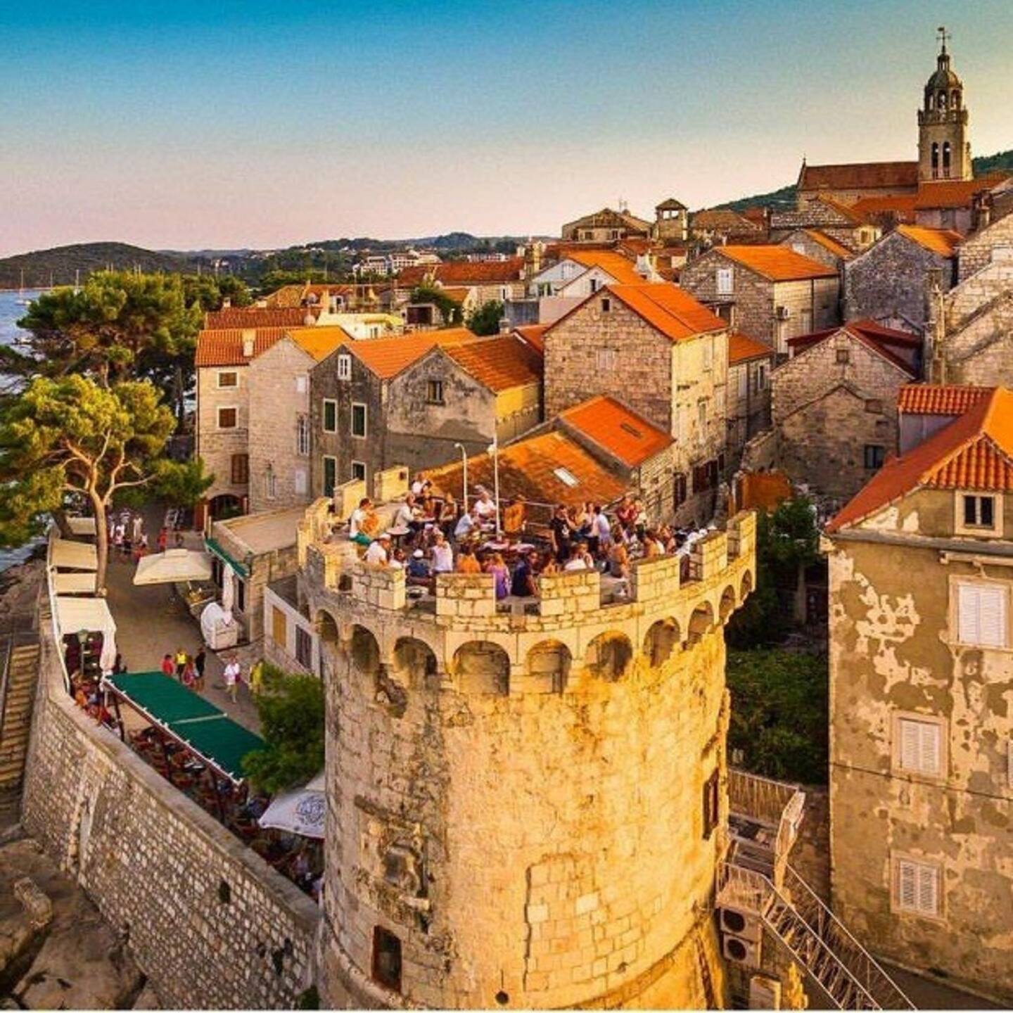 The Massimo Bar, on top of the Zakejan Tower in Kočula is a unique experience in Croatia. You'll need to climb a ladder, but once you're at the top you'll be able to enjoy the view over strong cocktails. Drinks arrive by a pulley system over the turret walls. It's worth a visit, especially after dinner when the crowds are lively or at sunset for the best atmosphere. #korcula #monterratravel #croatia