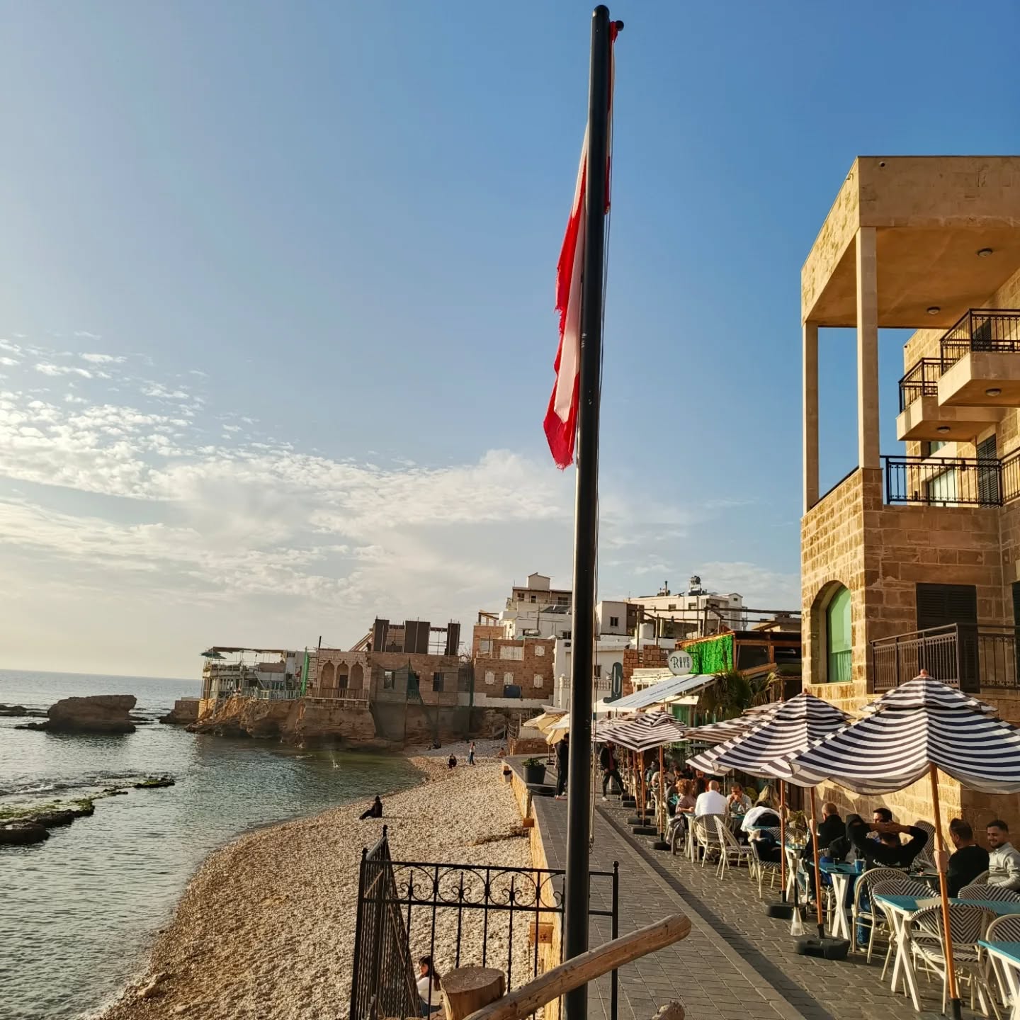 Enjoy fresh, coastal flavors with breathtaking, panoramic views in the heart of Batroun. Perfect for sunset dinners or a relaxing lunch by the sea, this spot blends authentic cuisine with an unforgettable, tranquil Mediterranean ambiance.
Romantic & Scenic
"Take a seat, sip on refreshing drinks, and let the horizon do the talking 🌅🍹"