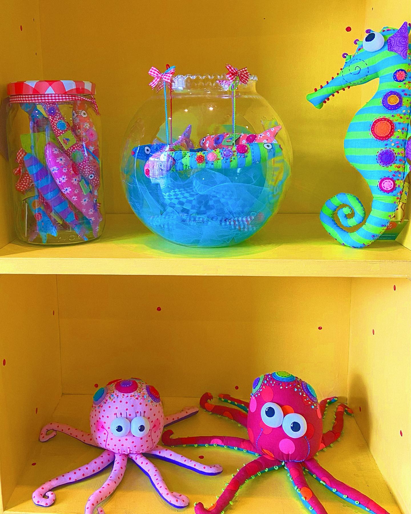 O Hip Hop , o Lol , a Loli e o Fish Fixe chegaram a tempo das festas juntamente com a sardinha Bernardina 😊🎉
Venham visitar o mundo da fantasia e fiquem a conhecer todas as personagens 😊
Podem nos encontrar na Rua Augusto rosa 27, 1100-058 Lisboa, Portugal
De segunda a sábado das 10h até as 19h30
#handmadetoys #bonecosfeitosàmão #portugal #E1X #eraumavezumsonho #sardinhabernardina #polvololi #santospopulares #lisboa #festasdelisboa #worldwideshipping #sardines #octopus #seahorse #bonecosdetrapo #artesanato #mundodafantasia #onceaponadream #newproduct #newpost