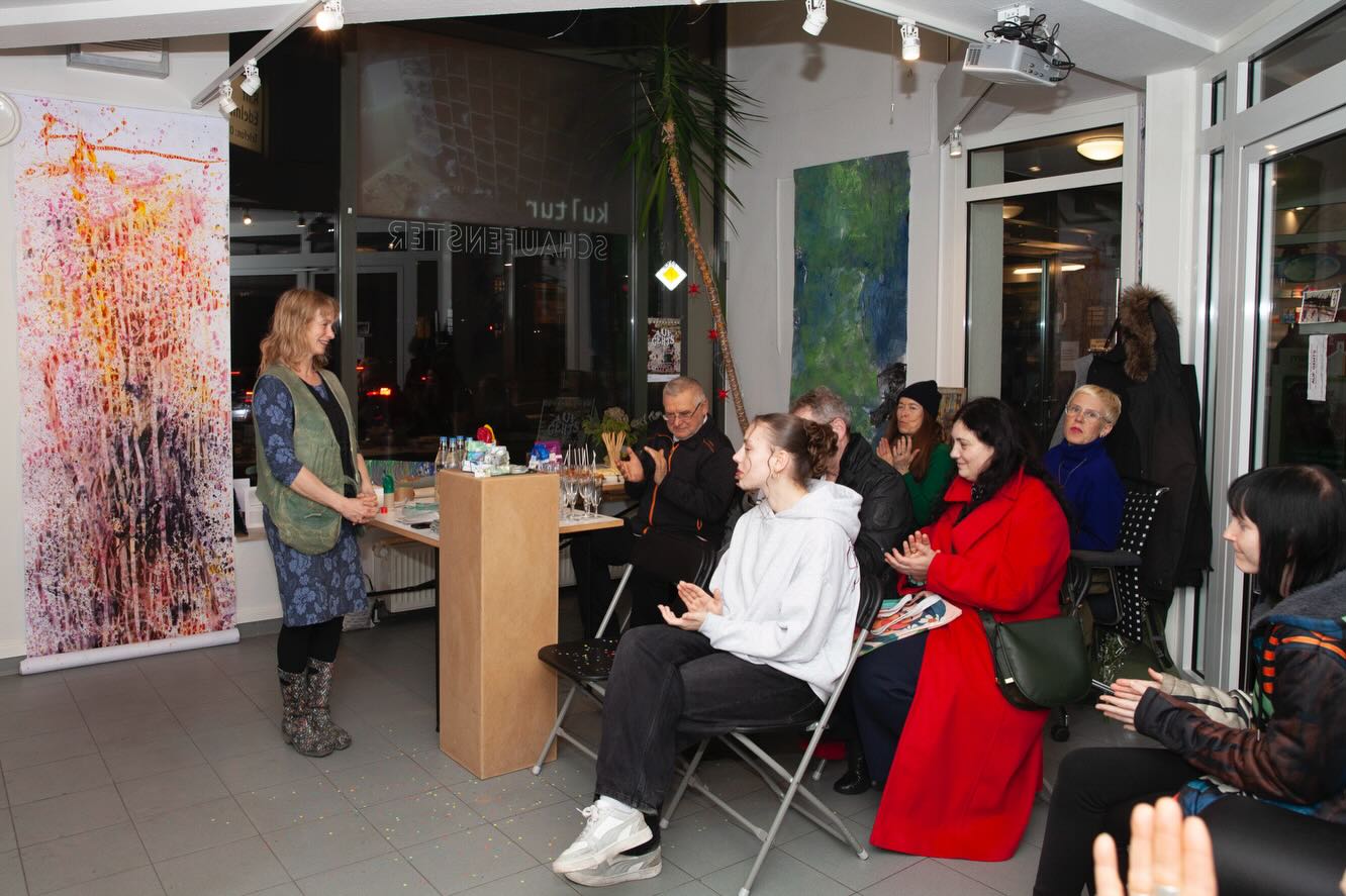 Vielen Dank an alle, die zur Vernissage von „Auf geht’s“ gekommen sind.🎊
Es war eine wunderbare Gelegenheit, die kollaborative Arbeitsweise des Atelier WUMS @wumskunst zu zeigen und gemeinsam zu feiern.
In der Ausstellung sind großformatige Gemeinschaftswerke zu sehen, die in verschiedenen Workshops in der „Schwungfabrik“ entstanden sind. Die Arbeiten zeigen, wie aus gemeinsamen Ideen, Austausch und Experimenten eindrucksvolle Bilder entstehen.
Die Ausstellung ist weiterhin im kulturSCHAUFENSTER zu sehen – wir freuen uns sehr auf euren Besuch!🤩