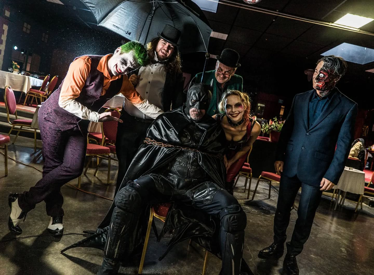 B A T M A N
Le reste de l'équipe après la dernière séquence du court fan film sur BATMAN.
.
.
.
#tournage #plateaudetournage #cabaretlescapade #maquillagebesancon #laurianegoullier #maquilleusepro #makeupartist #batman #sfx #fxmakeup