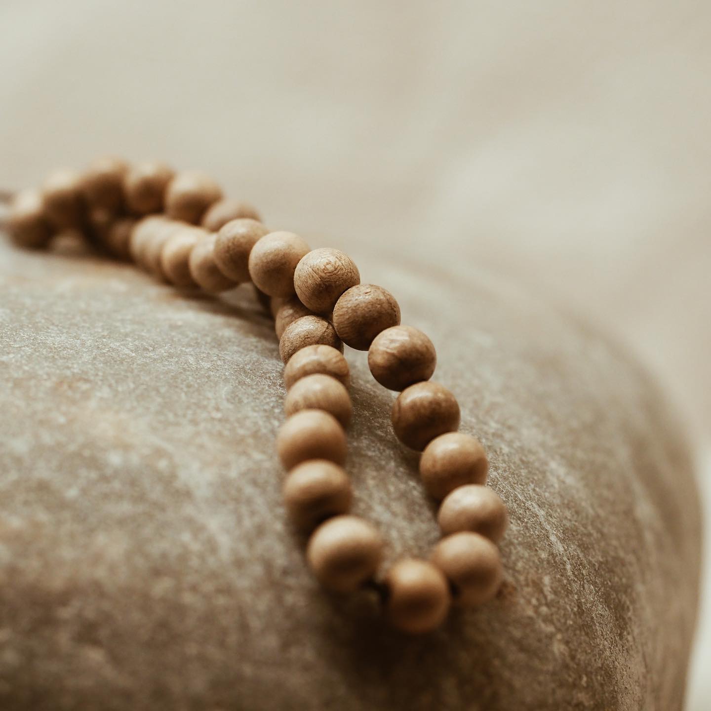 Sandelholz 🧡
Verleih deiner Mala deinen persönlichen Duft. Sandelholz hat einen balsamisch-süsslichen Eigengeruch und eignet nich super als ätherische Öl Träger 🌿
Tupfe ein-zwei Tropfen deines Lieblingsöl auf die Sandelholzperle und trag deinen Duft so immer mit dir 🫶🏻
#mala #sandelholz #essentialoil