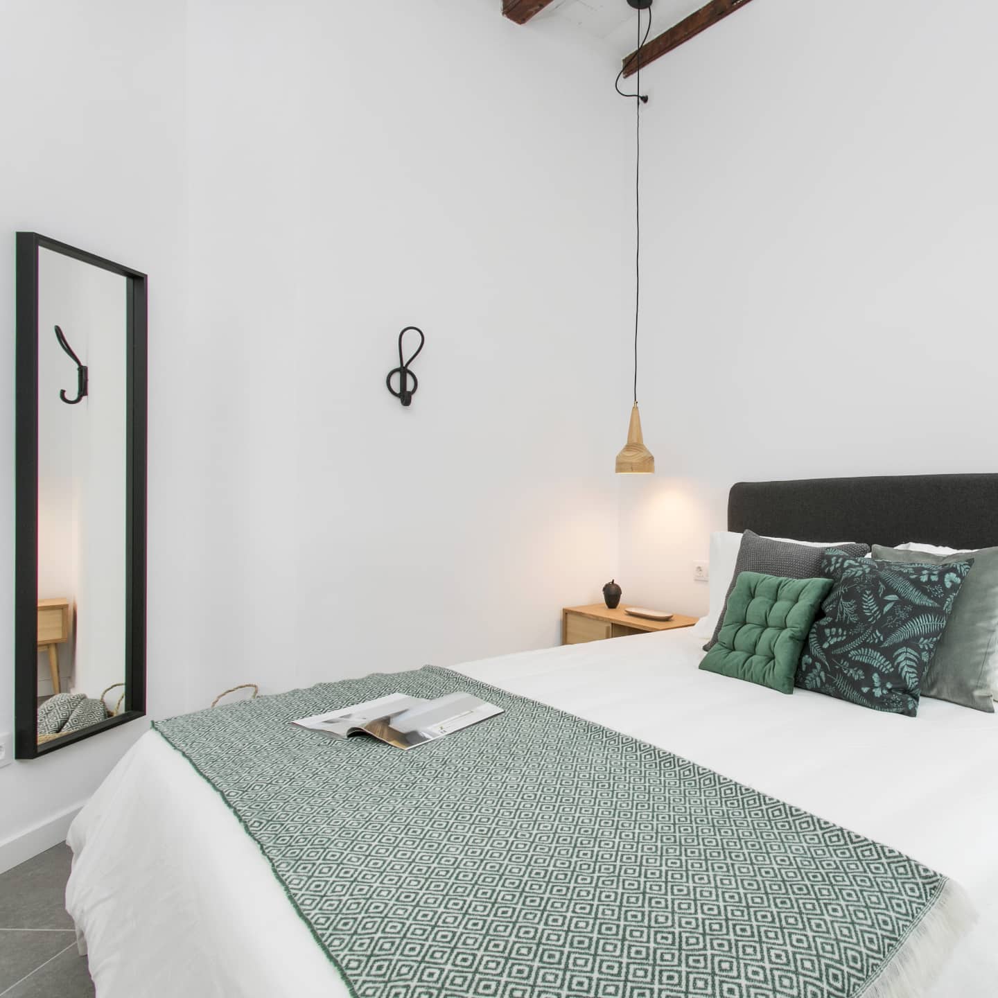 Como conseguir en decoración sensación de confort para que tus invitados se sientan agusto? Es aconsejable ser detallista ,elegir tonos y colores bien combinados, aires tranquilos con espacios despejados sin demasiados muebles y objetos bien elegidos.
#interiorismo #intetiordesign #interiores #interiorismoydecoracion #interiorstyling #interiordesigner #interiors #interiorslover #homedecor #homedesign #decoracion #decoraciondeinteriores #sensaciones