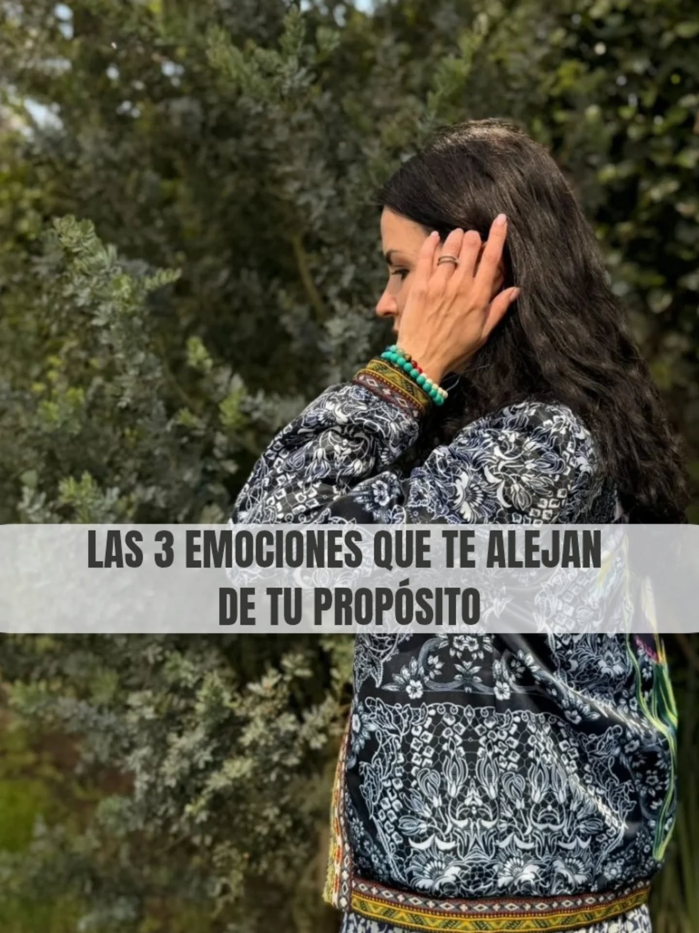 A veces no es falta de talento. Ni de capacidad.
Es miedo.
Es culpa.
Es tristeza.
Emociones que nadie nos enseñó a entender…y que terminan frenando nuestros sueños.
Pero tus emociones no son enemigas.
Son mensajes.
Cuando aprendes a escucharlas, tu camino se aclara.
Si sientes que algo te está deteniendo y no sabes qué es o te estás identificando con estás emociones, te acompaño a descubrirlo y a sanarlo.
Escríbe PROPÓSITO si te gustaría tener una guía clara en este momento de tu vida ✨
#propositodevida #proposito #emociones #bienestaremocional #sanatusemociones
