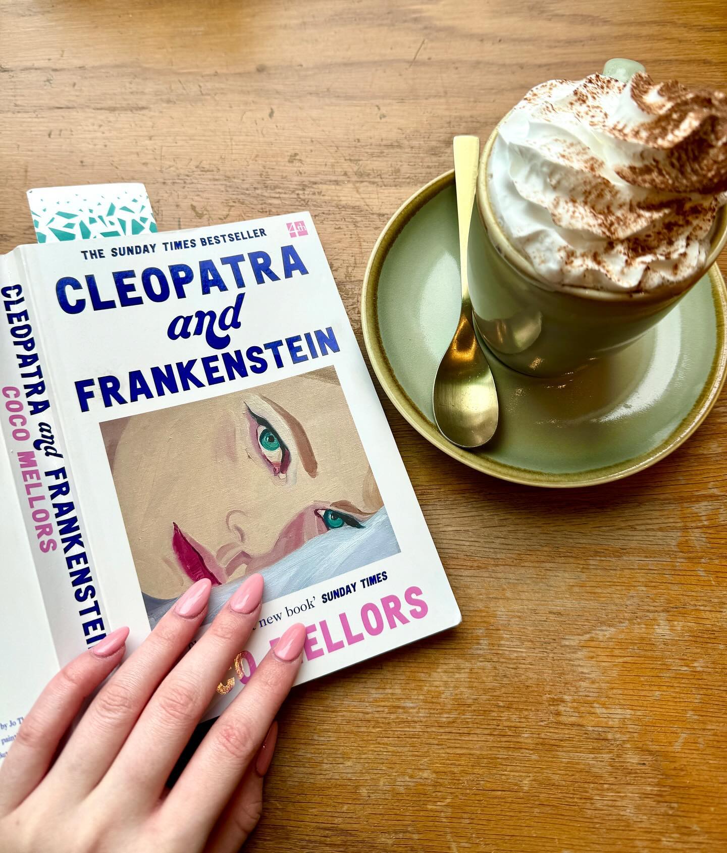 Only seem to find motivation to read recently in a coffee shop. Where do you guys like to read? 📖
•••
#book #reading #bookstagram #cleopatra #frankenstein #cocomellors #pink #vegan #plantbased #hotchocolate