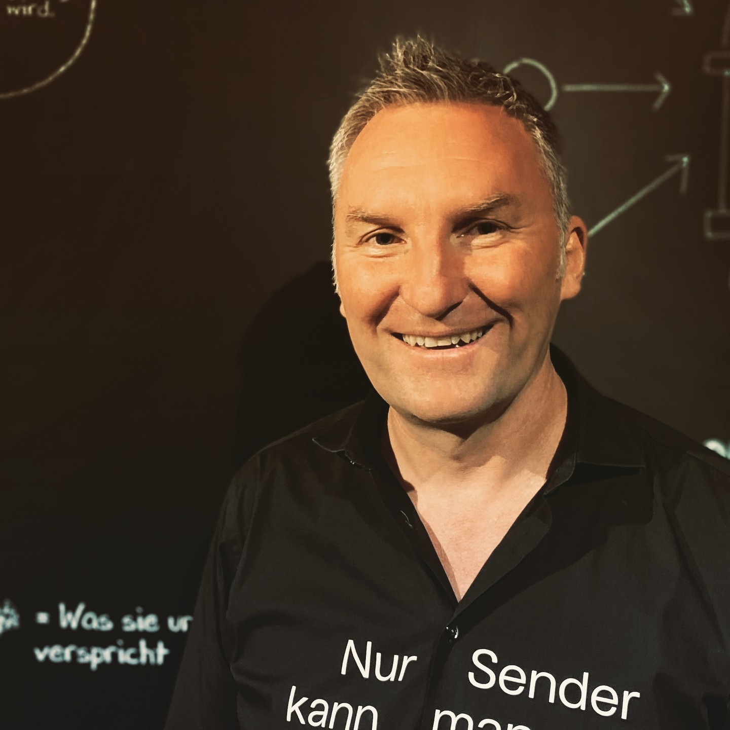 "Mittlerweile durchdringen die Kommunikator*innen mit ihren kreativen Ideen den Betrieb und stossen zahlreiche Projekte an. Das war nie Teil des Konzepts, aber es ist möglich geworden",
meint Gallus Staubli, Leiter Bildung und Vermittlung im @mfk_bern .
Im GesprĂ€ch mit mediamus blickt Gallus zurĂŒck auf die Erfahrungen der letzten fĂŒnf Jahre, gibt Einblick in das Berufsbild der Kommunikator*innen und erklĂ€rt, weshalb die "Berner Formel" in jedem Museum umsetzbar ist.
Zum Blogbeitrag "mediamus chez... Gallus Staubli" gehts via Link im Profil. đ
#mediamuschez #kulturvermittlung #médiationculturelle #bernerformel @lalucarne @kuverum @kulturvermittlung_zuerich @forum.culture @zhdk.master.art.education @hkb_arteducation @mfk_bern @bundesakademie