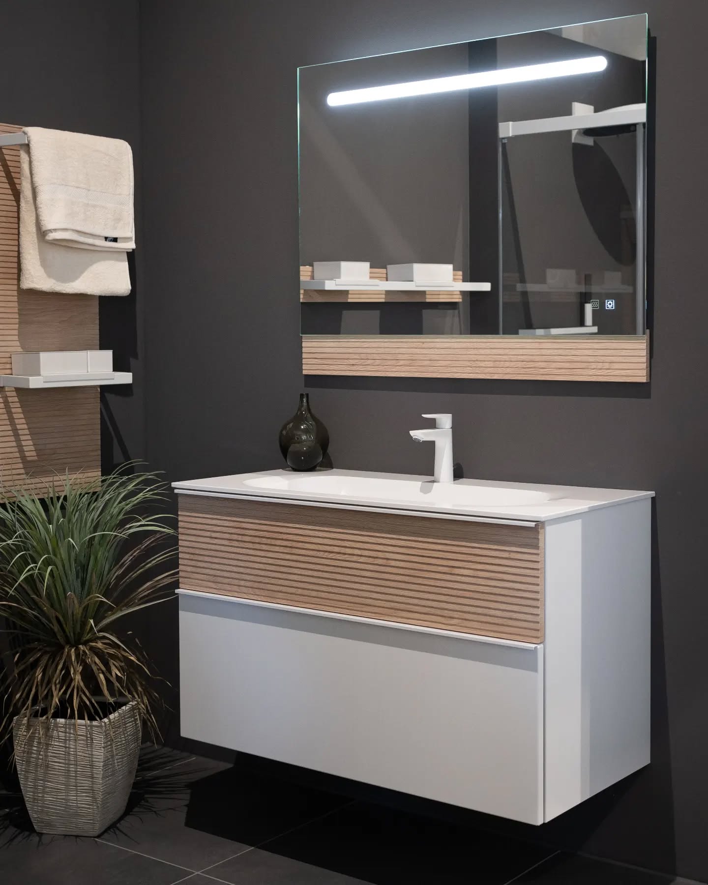 Waschtischanlage Fiumo von @burgbad +
Waschtischarmatur Talis E in weiß matt von @hansgrohe
= 🤍
#gittfriedkarlsfeld #gittfried #bäderausstellung #karlsfeld #badausstellung #sanitär #fachgroßhandel #hansgrohe #burgbad #talise #fiumo #style #stylish #badezimner #waschtischanlage #mineralgusswaschbecken