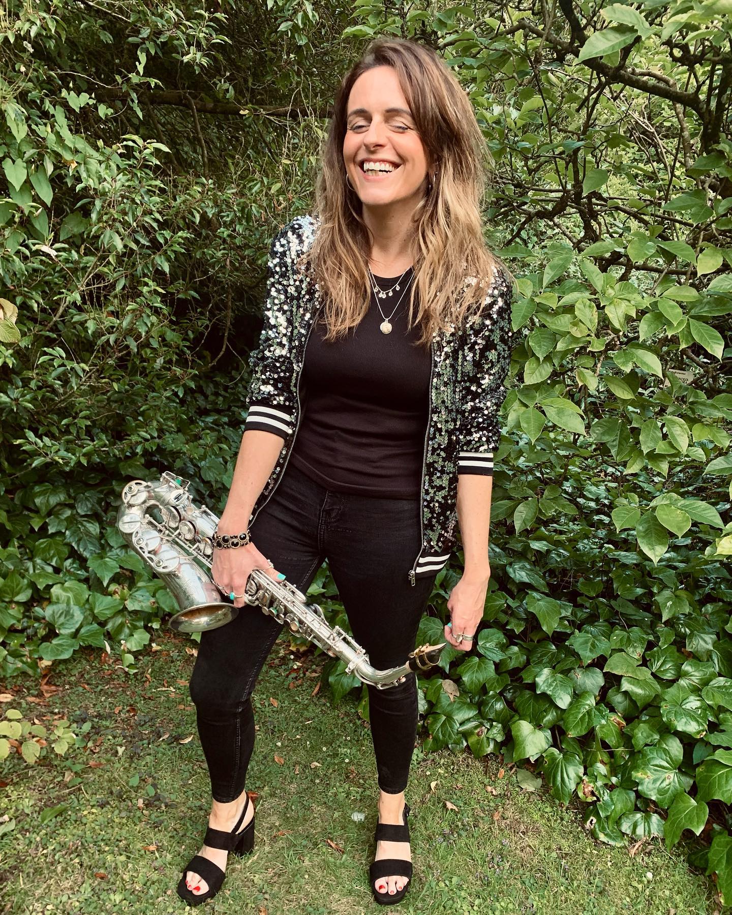 The sun is shining, how lovely is that? ❤️ #sunshinetherapy #sunshinefeelings #fridayfeelings #gigsoutside #weekendplans #partyweekend #partyvibes #saxophones #saxophonesolo #happyfriyay #fridayfeelings #weekendmood #sequinjacket #sparkleseason #saxplayer