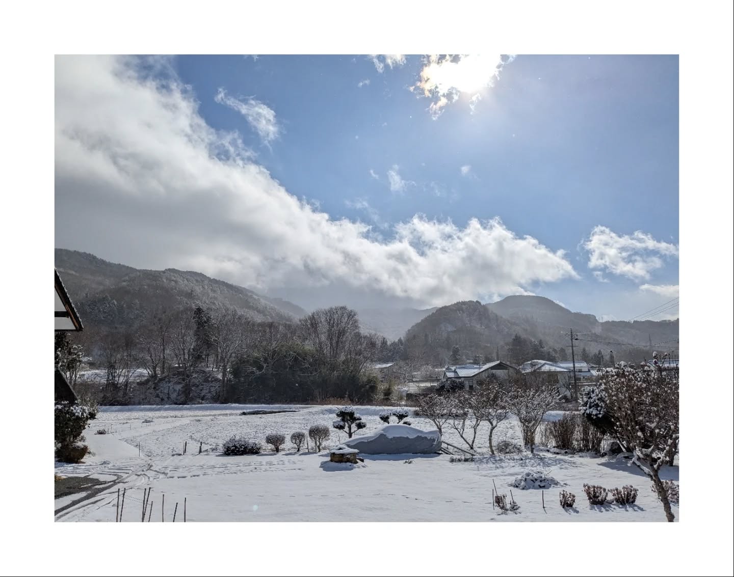 つづねの日常
玄関から雪景色❄️
真ん中の雲がある所にはこの地域で信仰されている四阿屋山があります。
四阿屋山はトレッキング気分で2時間ほどで登ることができる山。
冬は雪景色されていてとても美しいです。
ぜひ泊まりに来てあなたの目で眺めに来てください。
#1日1組#古民家#宿#山登り#nagano