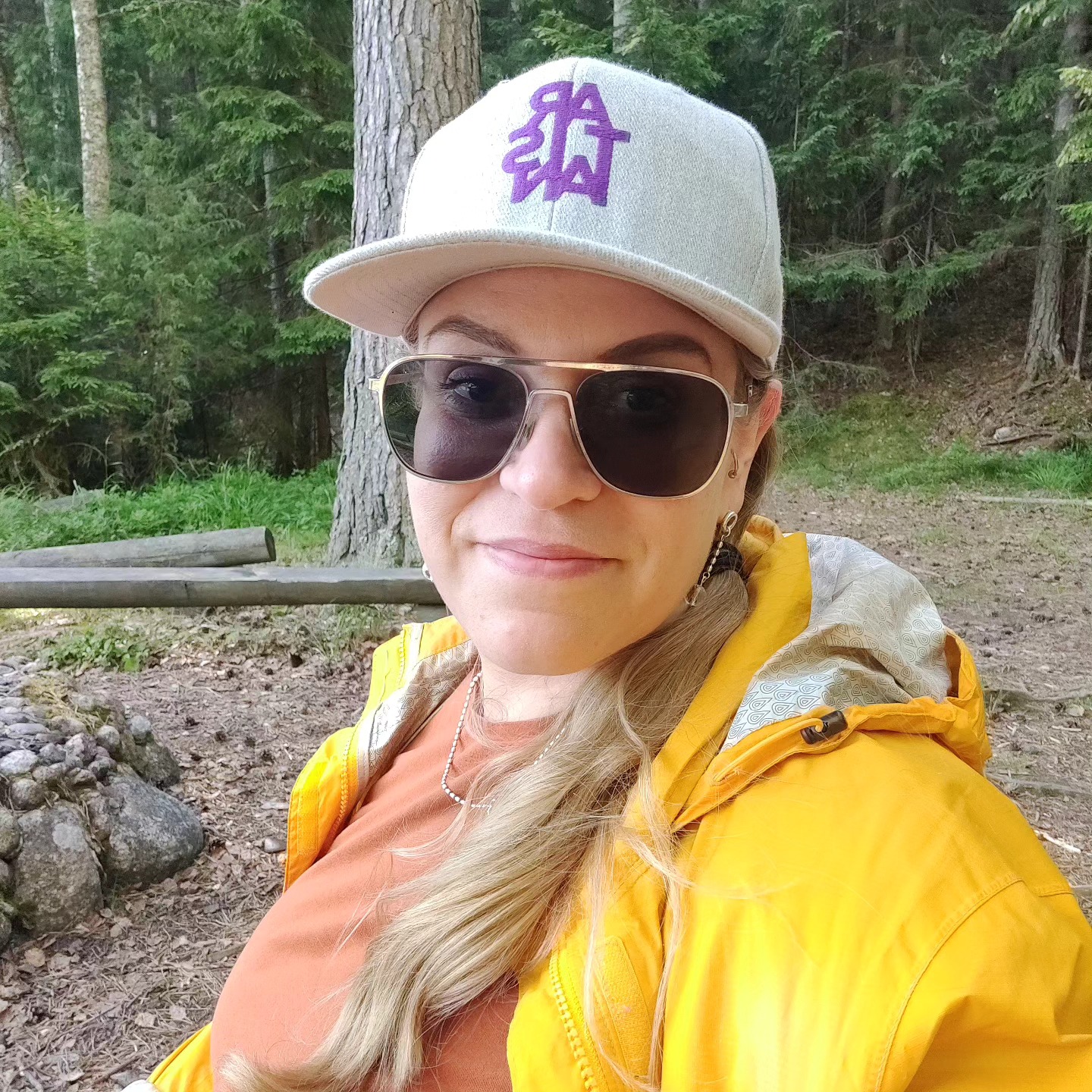 Lähde matkalle, joka muuttaa näkökulman elämääsi 🌿
Etsitkö edelleen parempaa terveyttä, mielenrauhaa tai kokonaisvaltaista elämänlaatua?
Kuvittele elämä, jossa rajoitukset katoavat ja sisäinen kokemuksesi vapautuu.
Tämä omasta valinnastasi käsin nouseva muutos vie sinut uudelle tasolle, jossa kehosi ja energiasi laajenevat, selkeyttäen elämänpolkuasi ja vahvistaen yhteyttäsi kehittyneeseen intuitioosi.
Syvämuutosmatkoilla saat käyttöösi työkalut ja tuen, joita tarvitset:
🌿 Kehomatkalla vapautat kehoasi piilevistä tulehduksista ja uudistat solujasi, kudoksiasi ja hermostoasi.
🌿Mielimatkalla muutat sisäisiä merkityksiäsi ja luot positiivisempia kokemuksia näkökulmiesi avartuessa.
🌿Energiamatkalla yhdistät intuitiosi kehosi ja mielesi tueksi, ja luot voimaannuttavampaa arkitodellisuutta itsellesi.
Aloita matkasi kohti tasapainoista ja voimaannuttavaa elämää. Valitse sinulle sopivin matka ja astu uudelle kokemisen tasolle.
Tuo itsesi hypnoterapeutin ohjaamalle liveohjatulle Syvämuutosmatkalle Omaan Energiaasi 3 päivänä tai yhtenä päivänä viikossa 3 viikon ajan heinäkuussa. Syvämuutosmatkalla tasapainotat kehosi, mielesi ja energiasi arjessasi, jotta avautuisit uudelle taajuudelle arjessasi.
Katso 4 eri matka-aikaa heinäkuulle tästä: omamo.fi
🌿🌿🌿
#syvämuutosmatkat #tasapainoonhypnoterapialla #voimasinussa #energisoivampielämä #synkronia #resonanssi #täydentyminen