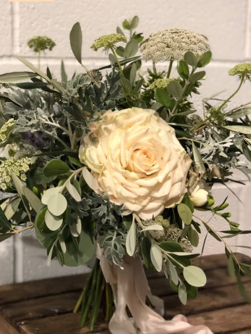 Looking for something different yet still romantic, soft and classic?
.
.
For roses as (and I quote) as big as butt cheeks ala @kristenanniebell , check out these bridal designs.
.
.
#weddingflorals #weddinginspiration #bouquetinspo #hugeroses #modernromance