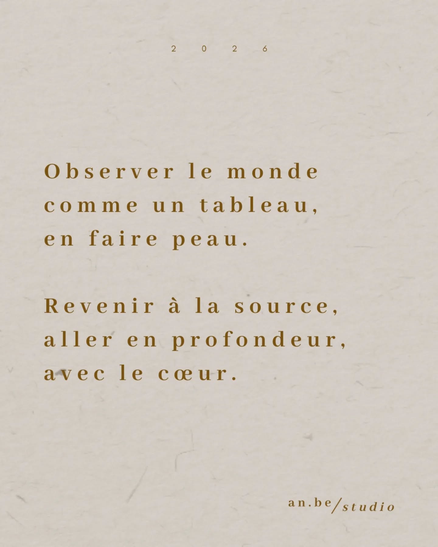 Cette année, mes vœux sont poésies. Certains les ont déjà reçus dans leur boîte mail, d'autres dans leur boîte aux lettres par une volonté de revenir au geste, au papier, au faire.
Alors à vous aussi ici.
Je vous souhaite cette année d’OSER, de VIVRE et de continuer à RÊVER - malgré tout ce qui se trame en toile de fond. Continuer à créer est une forme de résistance, j’en suis convaincue. 2025 m’a ancré encore plus une phrase qui m’est précieuse et à laquelle je pense chaque jour, je vous la partage :
“ Le soleil revient toujours. “
Je compléterai même en 2026, que le soleil est toujours là, quelques part, même derrière les nuages, quand il pleut ou qu’une tempête fait rage et que tout bascule.
Je vous souhaite des horizons joyeux. De vous réinventer avec sagesse et douceur, de (vous) chuchoter des mots doux, ou de les crier haut et fort, mais surtout des mots vrais, de la sincérité pure. Dans tout ce qu’on dit, fait, dans tout ce qu’on crée. En amour comme en amitié. Et dans nos métiers, quels qu’ils soient.
Alison