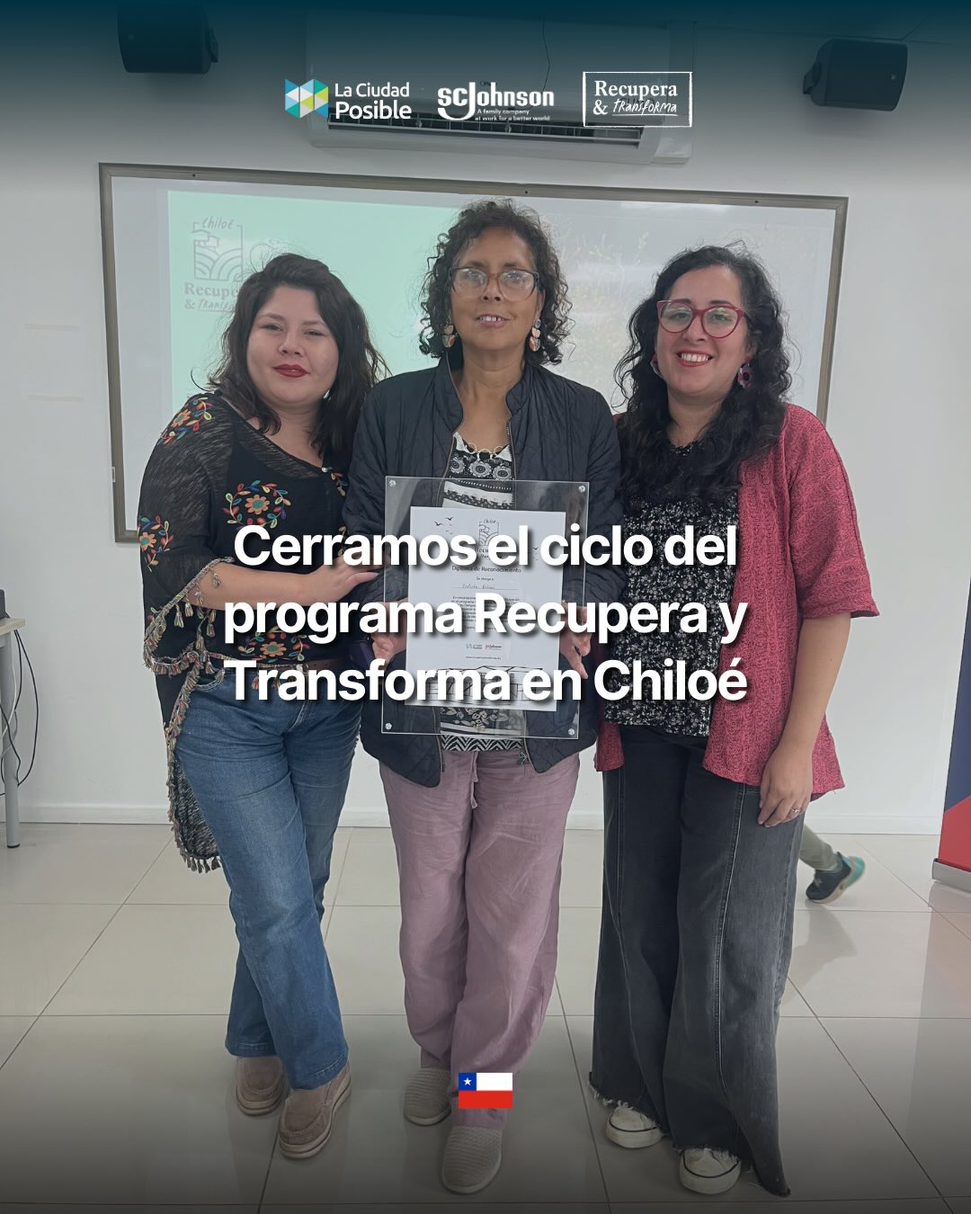 Encuentro de cierre del programa Recupera y Transforma 🌱
Una significativa jornada de reconocimiento al trabajo desarrollado junto a artesanas, oficios y emprendimientos locales de la provincia, poniendo en valor los procesos de acompañamiento, la colaboración territorial y los avances alcanzados durante el programa.
Recupera y Transforma los hemos realizado con el decidido apoyo de SC Johnson (@scj), cuyo compromiso con las comunidades locales de Chiloé ha permitido a La Ciudad Posible impulsar acciones que fortalecen el desarrollo sostenible, la economía circular y los oficios con identidad territorial.