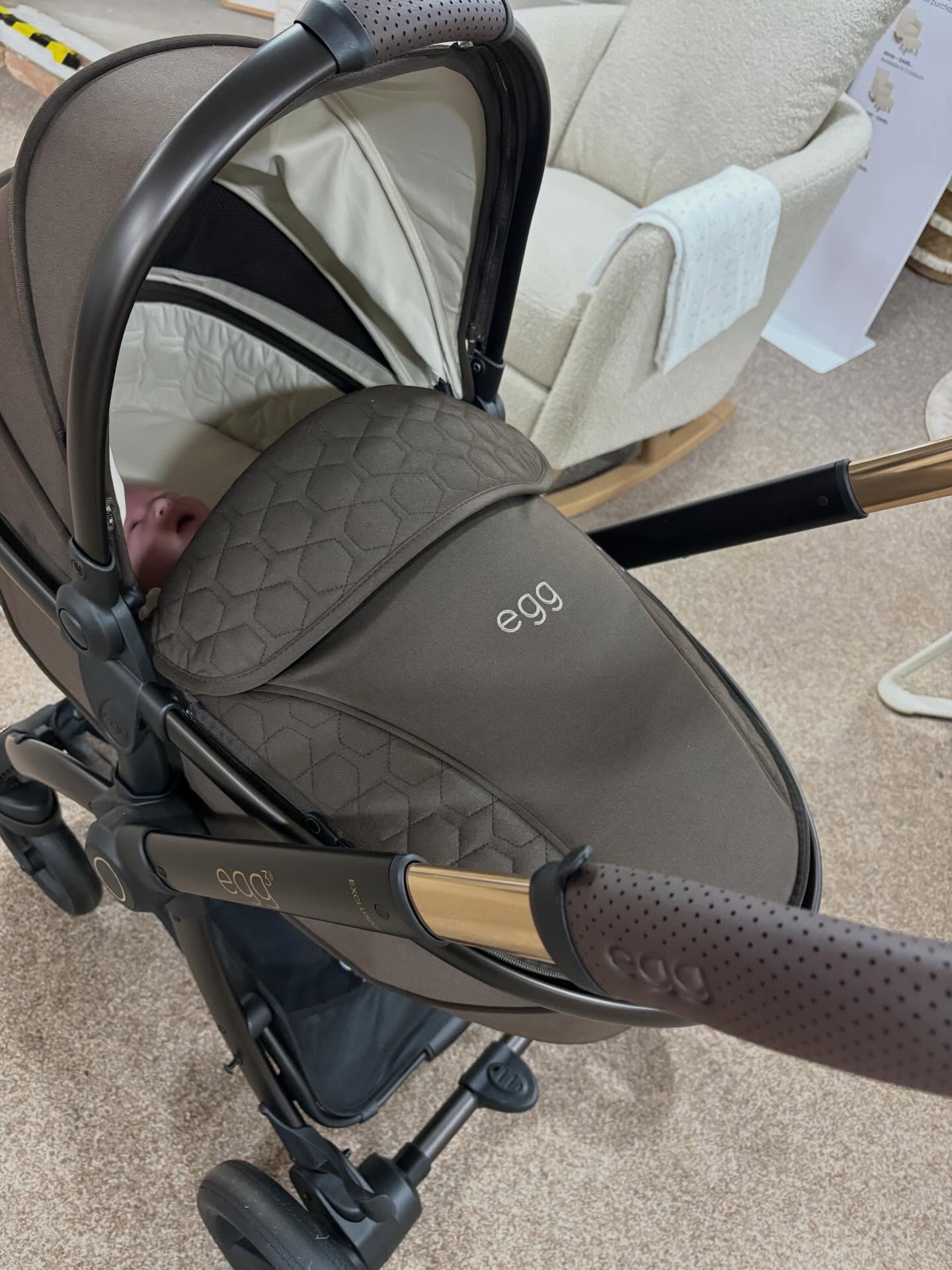 Holly and her baby girl collected their new Egg3 in Turkish Coffee yesterday 🤎✨
The very first of the new Egg3 AINR colourway to head out—and we’re obsessed with this shade!
Congratulations to Holly and her family, we hope you love every journey with your new travel system 💚
@eggstrolleruk
#egg3 #ainr #newcolourway #turkıshcoffee #travel system
