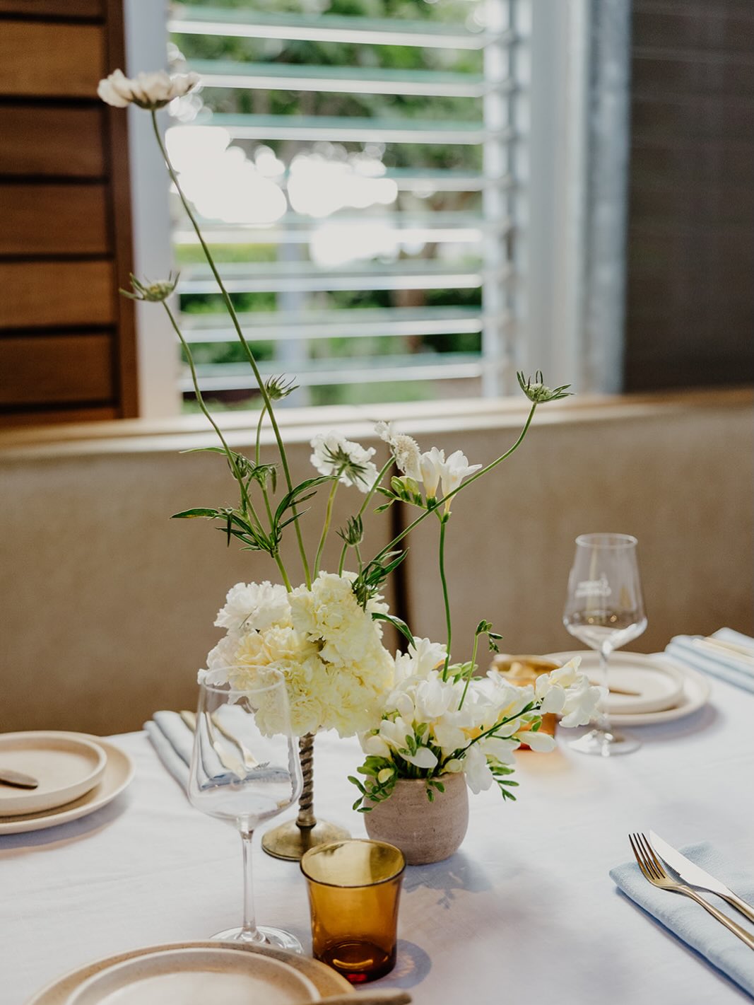 What an absolutely beautiful small wedding at Coogee Common back in November, when the weather was perfection! A wedding at Coogee Common has elevated backyard wedding vibes – with the lush surrounding gardens, the earthy interiors and even the beautiful tableware. Paired with stunning flowers and arrangements by Honey Bunch Botanicals, it looked SO GOOD! Whilst I can’t share photos of the lovely couples faces, we can share some of the beautiful details of their special day.
Photographer @redeclectic
Venue @coogeecommon
Celebrant @katefenton_perthcelebrant
Florals @honeybunchbotanicals