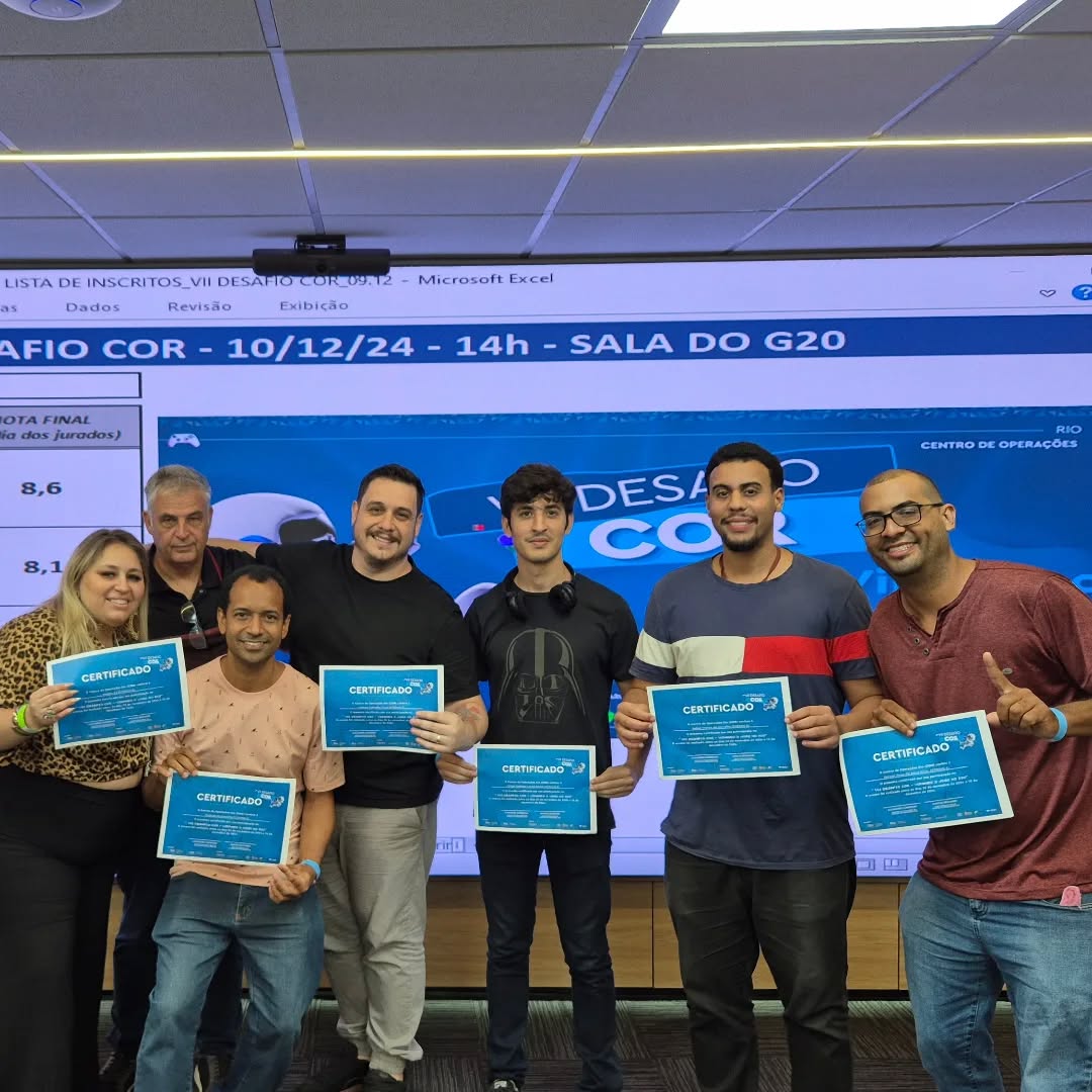Jovens das Naves do Conhecimento do Engenhão e da Penha se destacam no VII Desafio COR – Virando o Jogo no Rio e conquistam o 1º lugar com o jogo "Risco Zero". 🏆✨
Felipe Rocha, suporte técnico da Nave do Conhecimento da Penha, e Rodrigo de Souza, aluno da Nave do Engenhão, brilharam com sua equipe “Strong-e”. Felipe atuou como designer de jogo e Rodrigo como programador.
Em 3 dias, a equipe criou um jogo onde os jogadores precisam tomar decisões estratégicas para resolver problemas urbanos do Rio, com base em dados do Centro de Operações Rio (COR). 🌧🏙
O objetivo é expandir o jogo com um mapa interativo de toda a cidade, trazendo desafios específicos de cada região! 🌍
O Desafio COR é uma parceria entre a Secretaria Municipal de Ciência e Tecnologia e o Centro de Operações Rio, com foco na criação de games com soluções para enfrentar desastres e reduzir riscos. 💡
Crédito 📷: Centro de Operações Rio