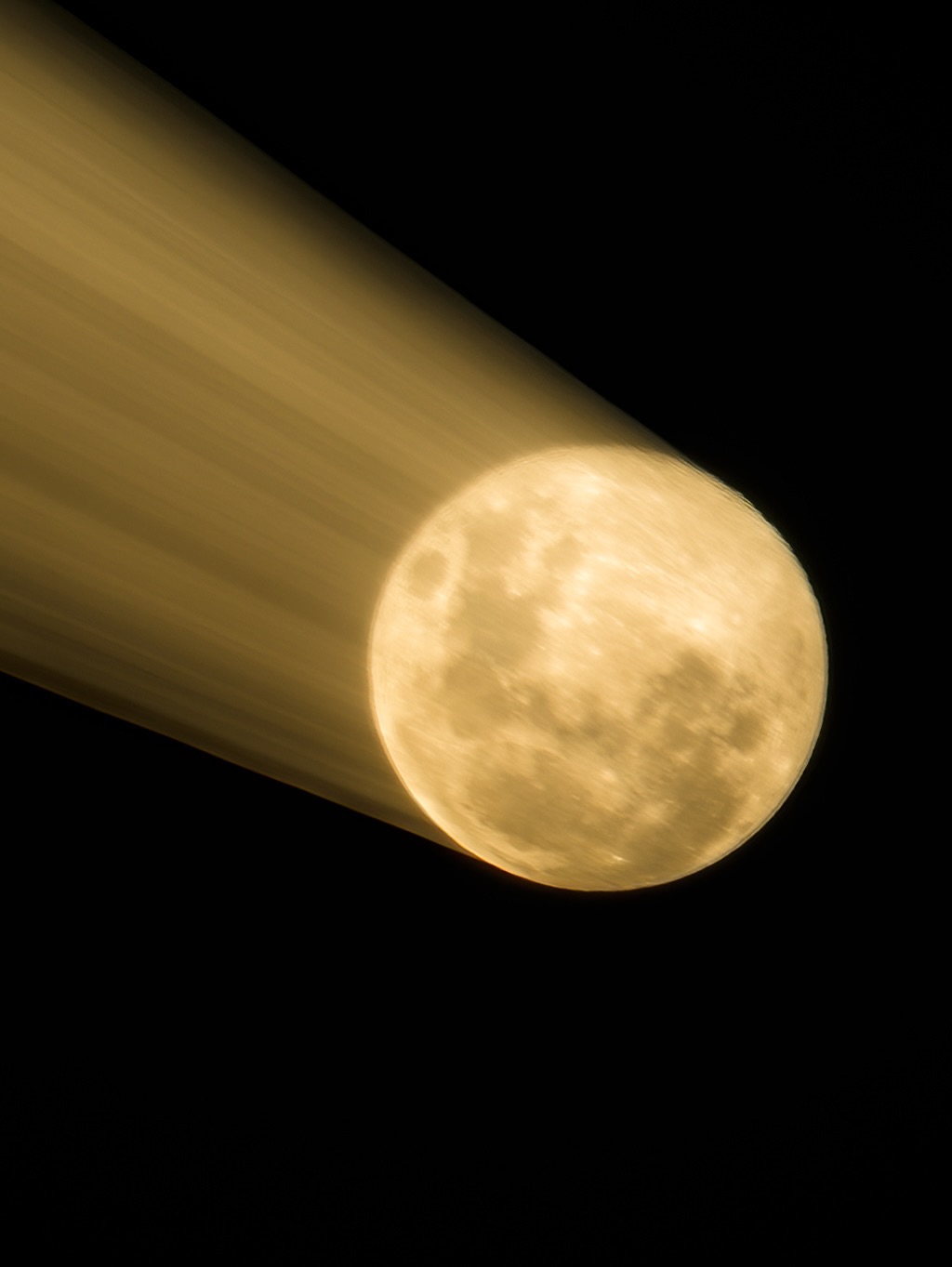 Movimiento, tiempo y luz.
Estas imágenes no buscan congelar la Luna, sino interpretarla a través del movimiento.
Para realizarlas utilicé velocidades de obturación bajas, combinadas con movimiento de zoom durante el disparo.
Mientras el obturador estaba abierto, modifiqué la distancia focal, generando este efecto de arrastre luminoso.
Durante la exposición también trabajé con distintos movimientos de cámara:
• Paneo horizontal (izquierda–derecha)
• Movimientos verticales
• Movimientos circulares
Cada tipo de movimiento produce un resultado visual diferente.
Al usar velocidades tan bajas, fue necesario cerrar el diafragma para controlar la luz de la Luna:
• Trabajé aproximadamente en f/14 – f/16
• Evité cerrar más para no perder nitidez por difracción.
Utilicé el ISO base de la cámara, para conservar la máxima calidad de imagen.
Esta es una técnica experimental y expresiva, donde el movimiento deja de ser un error y se convierte en parte del lenguaje visual.
Cada imagen es única e irrepetible.
Súmate a los Safaris y seguí aprendiendo!
-05-09/09/2026 Torres del Paine, Chile 𓃮✮
🔥ÚLTIMOS CUPOS!🔥
-05-15/11/2026 Península Antártica , Antártida ⋆꙳•̩̩͙❅*̩̩͙‧͙ ‧͙*̩̩͙❆ ͙͛ ˚₊⋆ 🔥ÚLTIMOS CUPOS!🔥
-Safari Colombia 27-30/01/26 𓂃 ོ☼𓂃
Comenta safari y te envío más información ㅤ♡
#lacamaraexplora