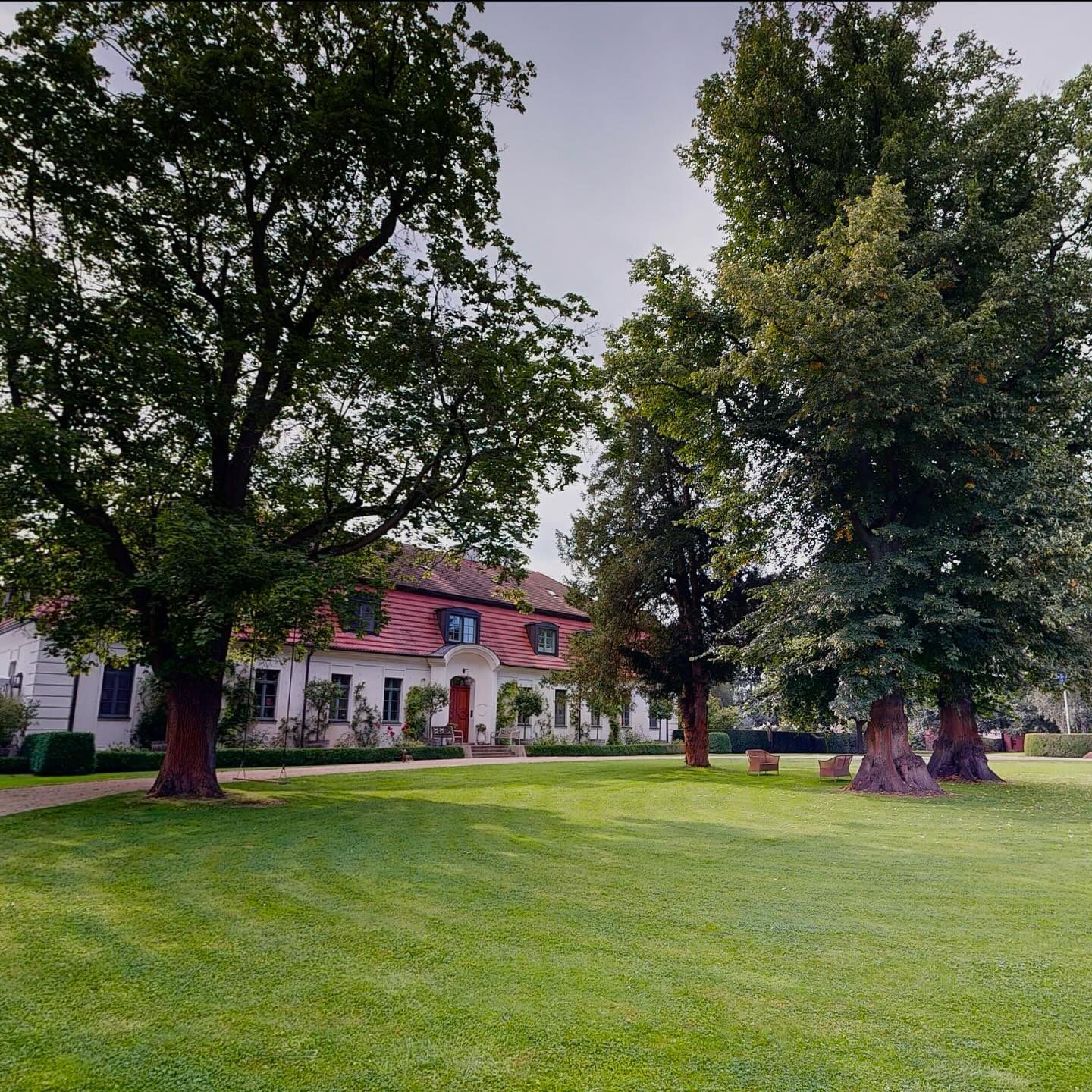 Die wunderschöne Wiese vor dem Haupthaus bietet ausreichend Platz um eure Gäste zu empfangen.
#eibenhofbadsaarow #eventlocation #hochzeitslocation #wedding #empfang #feiernamscharmützelsee