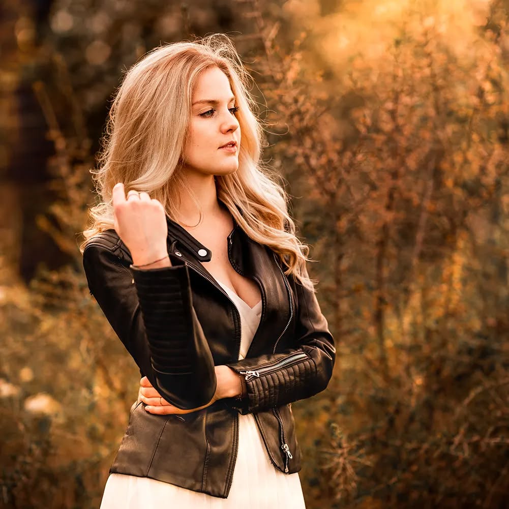 🌿😍 Warum ich so gerne im kargen Winter fotografiere
Wenn nicht gerade Schnee liegt hat der Winter ja nicht grade den besten Ruf, um in dieser Zeit zu fotografieren. Ich erzähle dir, warum ich es trotzdem liebe, bevor alles wieder blüht und grünt 😁
✨ Die Sonne steht den ganzen Tag tiefer, man bekommt sie also eher ins Bild und nicht nur spät abends, und hat öfters dieses warme, dämmrige Licht 😍
✨ Die Natur bietet so viele Erdtöne 😍 braun, rot, ocker, dunkelgrün, in allen Schattierungen... Helles grün wird NICHT zu unserem Problem 😂💁🏻♀️
✨ Es gibt dennoch viele Gräser und Sträucher
✨ Ich habe mehr Luft für freie Projekte weil weniger Hochzeiten stattfinden
✨ Man schwitzt sich definitiv nicht den A* ab 😂🤭
🦩 KOMMENTIERE: wann fotografierst DU am liebsten?