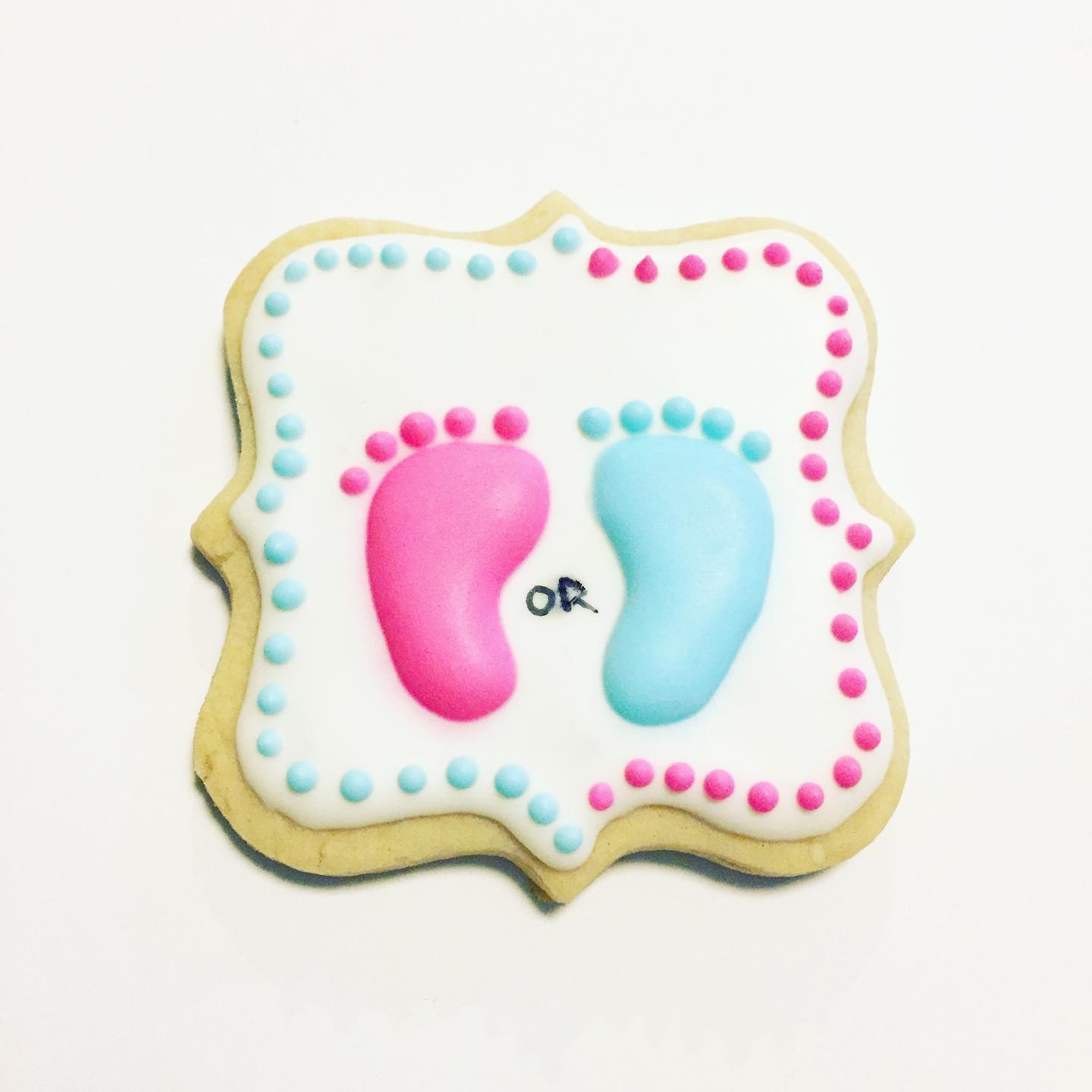 What will baby be? #genderrevealcookies #genderreveal #whatwillbabybecookies #whatwillbabybe #sugarcookiedecorating #sugarcookieart #sugarcookies #sugarcookiesofinstagram #sugarcookie #royalicingcookies #royalicing #royalicingart #footprints #pink #blue #pinkorblue #royalicingsugarcookies #royalicingcookiesart