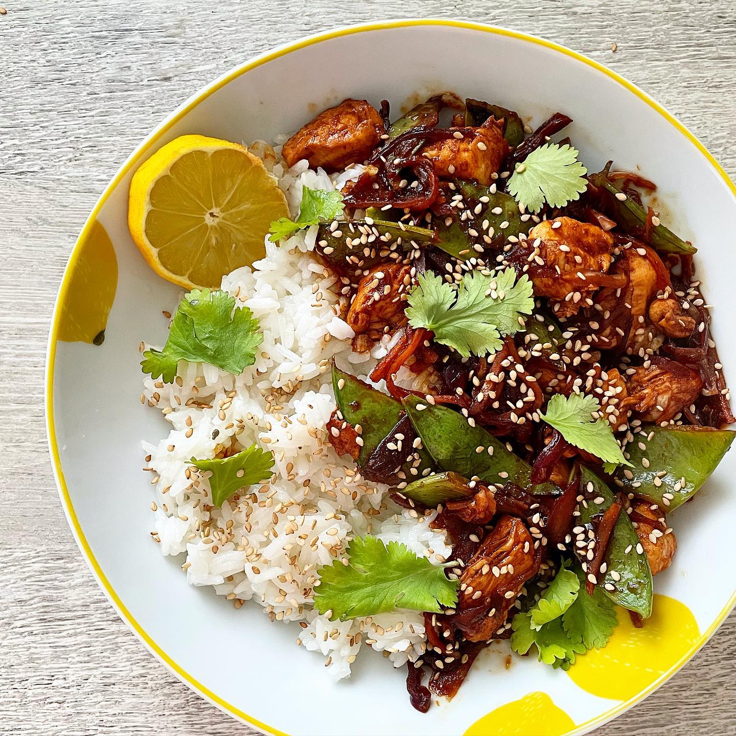 Soy Lemongrass Chicken & Veg Stir Fry 🍋
Hello Fresh made healthier with these simple swaps -
• Chicken thigh ➡️ chicken breast - lower in calories & fat, higher in protein
• White rice ➡️ Basmati rice - lower glycemic index (GI) (vs high GI) reduces the rate that sugar is absorbed into the bloodstream, keeping you fuller and more energised for longer
• Add extra veggies - the more portions the better! I added mange-tout and red onion
• Olive oil ➡️ @frylighthq - reduced calories (although benefits of olive oil are 👌)
• Regular soy ➡️ light soy - rescued salt