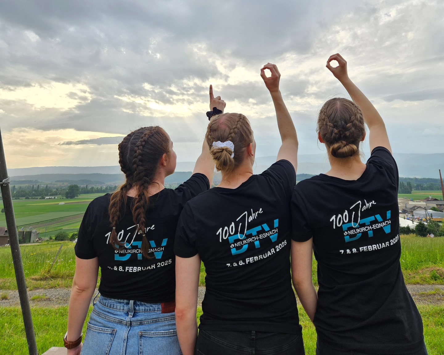 H A P P Y B I R T H D A Y !
Mit dem Start ins Jahr 2025 darf der DTV Neukirch-Egnach auch sein 100jähriges Bestehen feiern.🥳
Am Samstag, 8. Februar stellen wir dafür eine Jubiläumsshow auf die Beine. Neben diversen Darbietungen unserer eigenen Turnerfamilie und Gastauftritten von Vereinen aus der Umgebung dürfen wir in die Vereingeschichte eintauchen und diverse Highlights revue passieren.
Wir freuen uns auf euch und wünschen allen in diesem Sinne ein gutes und erfolgreiches neues Jahr!