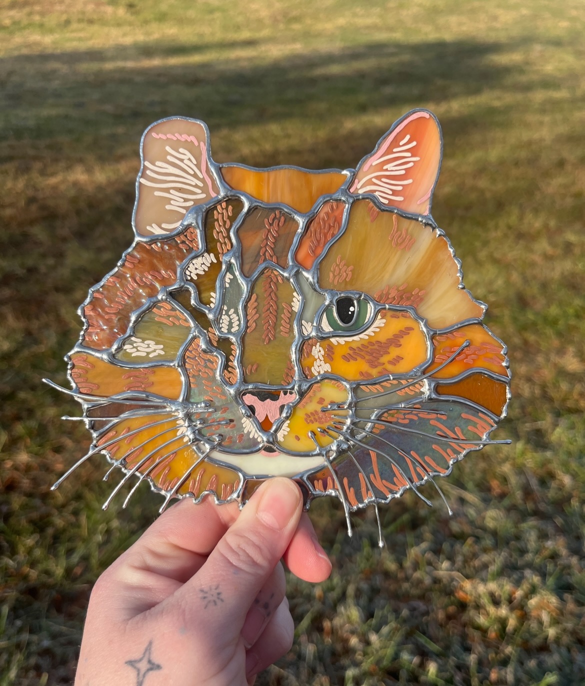 Hope y’all aren’t tired yet of these pets because I still have several sweet kitties to share with you 🧡 this is Quigley! I was obsessed with this guy’s name, and his special ear/eye. We’ve had a lot of cats with unique eyes lately 👁️ He was asked for all the way from Portland, OR, which is actually where I was born (randomly, I always say). Such a pleasure to do this one over the holidays - swipe to see the real Quigley and a light video :)