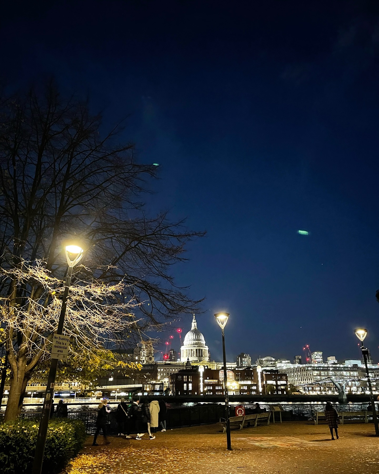 Have you ever been strolling around London and thinking about how amazing this city is? No other place like it, even with all its flaws (like distasteful Yorkshire Pudding for £14. I’ll never recover from that).
#london #prettycitylondon #afterhours #lawyerlife #lawyerafterhours #wanderer