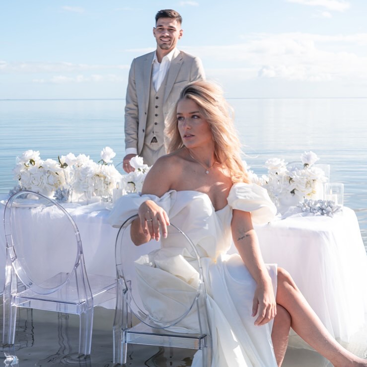 Wunderbaren Start in die neue und frische Woche euch.
Die Sonnenstrahlen zum Anfang der Woche zaubern mir ein Lächeln ins Gesicht. Ich hoffe bei dem ein oder anderen von euch auch☺️👍
Happy Monday 🤍
#liebe #love #wedding #weddinginspiration #hochzeitsinspiration #syltphotography #sylthochzeit #hamburgheiratet #hamburghochzeit #hamburghochzeitsfotograf #sylthochzeitsfotograf #magicalwedding #magischehochzeit
SYLT PORTFOLIODAYS BY
@yes.fotografie
@cathysteinkamp.fotografie
@keaulrich.fotografie
@steffijastramfotografie
VIDEOGRAPH: @jescoherzog
DEKO/BLUMEN: @rosarot_hochzeitsatelier @fineflowers.de
PAPETERIE: @slowdown_art
MODELS: @j.f_moments
STYLING: @bnice.style
BRAUTMODE: @annettebasilius.d_s
SCHMUCK: @oceanlovesylt
LIMOUSINE: @northern_lights_sylt
BULLI: @syltbulli