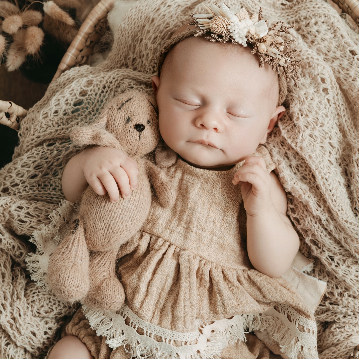 Gleicher Moment.
Gleiche kleines Babymädchen.
Und doch: jedes Foto fühlt sich anders an.
Perspektiven verändern nicht das Motiv, sie verändern die Emotion. ✨
Swipe ➡️ #fotografineschweiler #newbornfotografie #fotostudioeschweiler #momytobe #eschweiler
