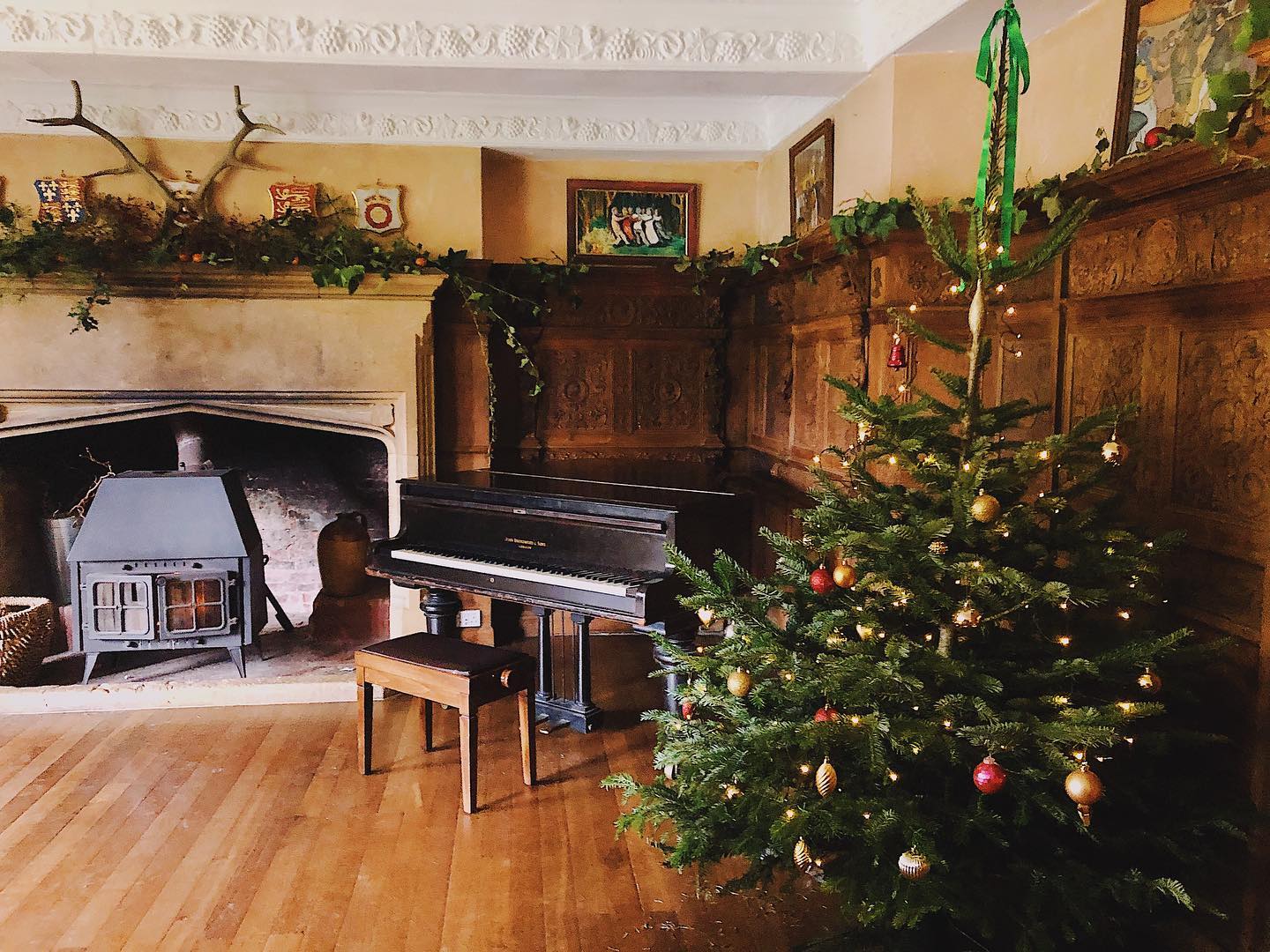 Fancy bringing your loved ones together for Christmas 2023?
Why not book a fun and festive break at Symondsbury Manor🎄
Set in the beautiful Dorset countryside, our Manor would make a magical backdrop for your Christmas 2023 ⭐️
Please send all enquiries to peter@symondsbury.com
#symondsburymanor #symondsbury #dorset #bridportdorset #jurrasiccoast #dorsetcoast #englishmanorhouse #englishmanors #englishmanorhousestyle #selfcateringaccommodation #selfcateringholidays #selfcateringholidaysuk #selfcateringholidaysdorset #dorsetholidays #uniqueholidayrentals #christmas #christmasholiday #englishchristmas #englishmanor