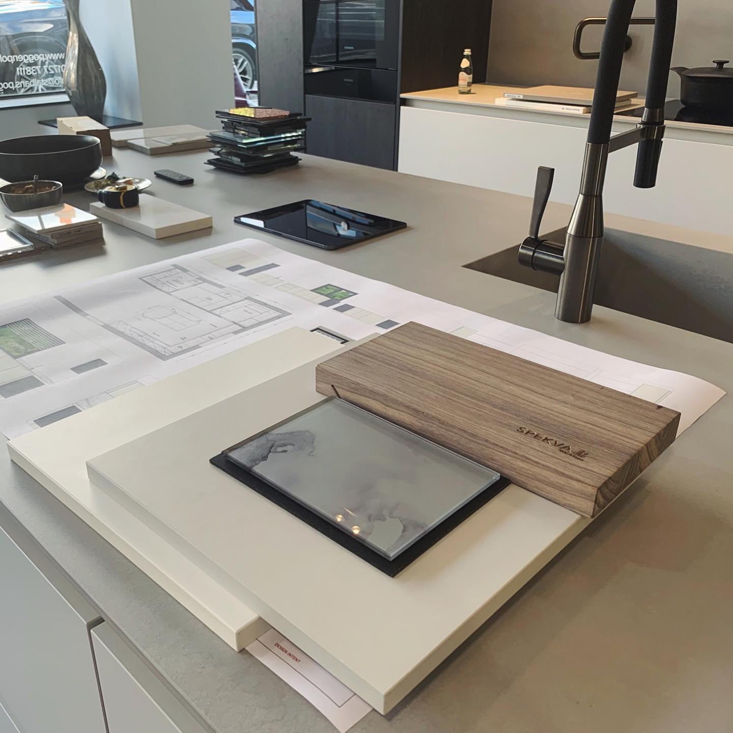 Choosing samples for a beautiful kitchen @poggenpohlkitchens
Furniture colour: Polar white & Opal grey
Worktop: Ceramic & composite cement light grey
Splashback: Silver glass with a mirror finish
#kitchen #kitchendesign #interiordesign #lucyvictoriadesigns