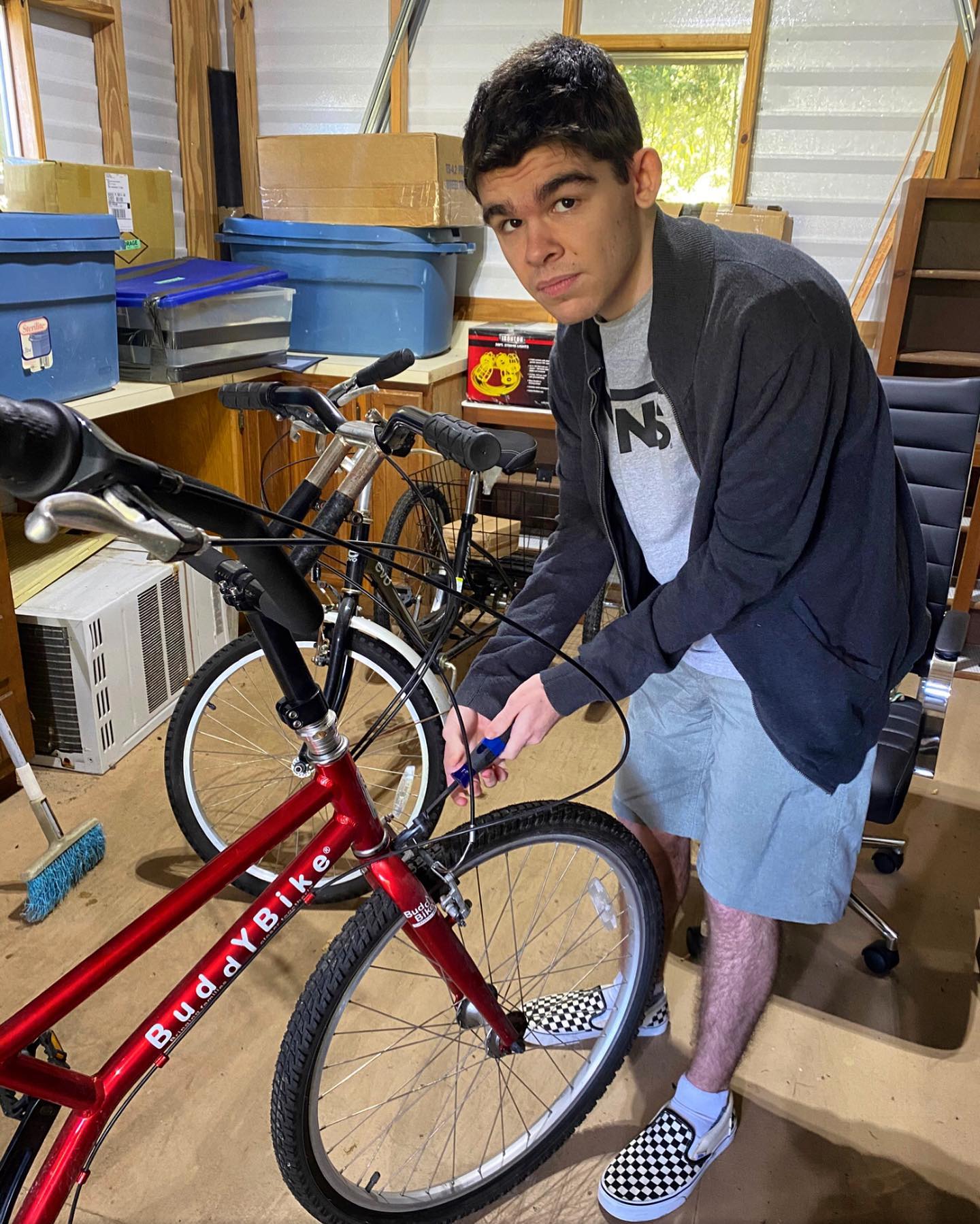 Just because Derek is taking a break from work, that doesn’t mean he’s taking a break from his love of bicycles! 😍🚲
Getting ready to take a spin on his @thebuddybike with some last minute repairs!🪛