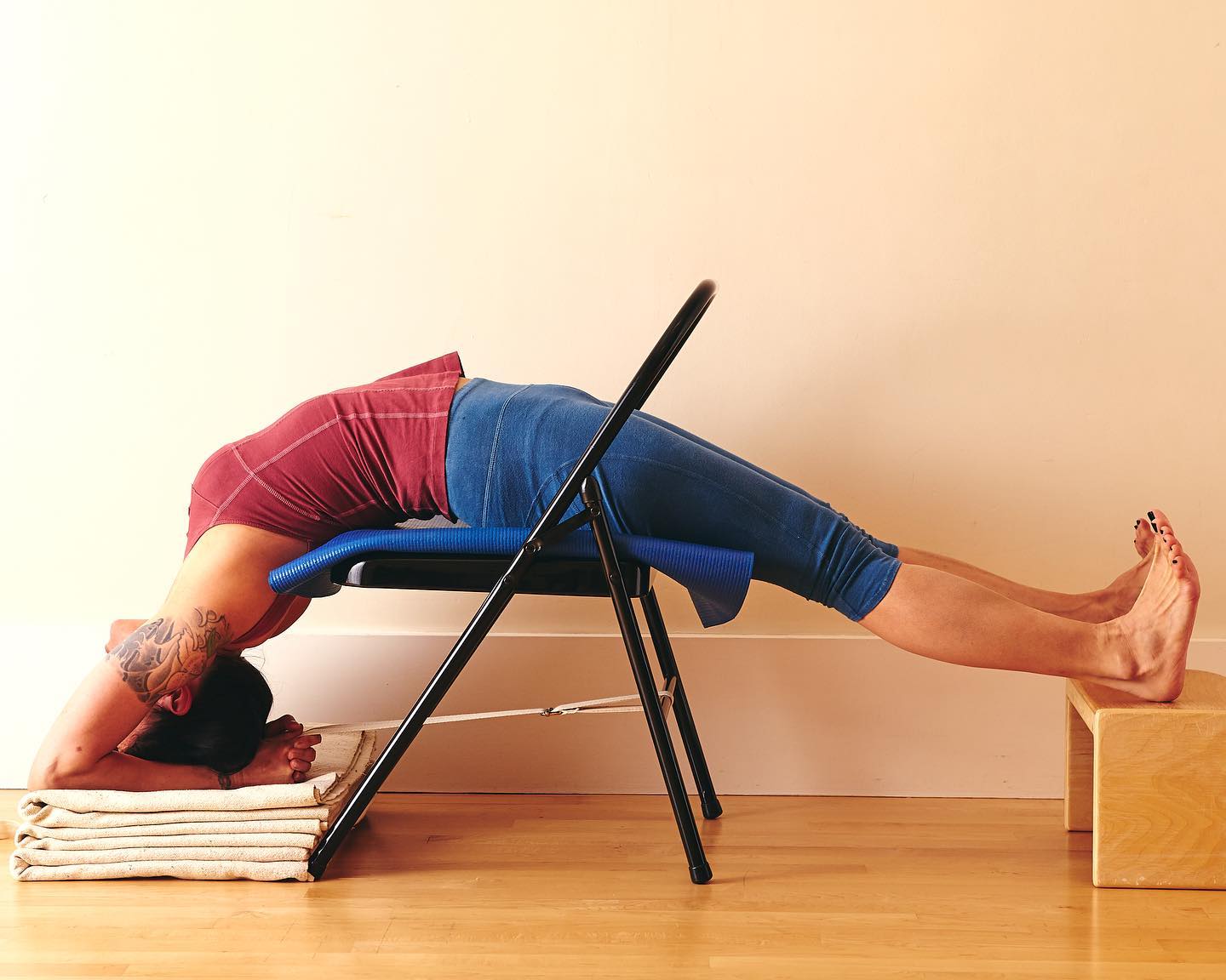I really regret going to yoga today... said no one ever. 😉🧘🏽♀️
I’m actually away this week doing (you guessed it!) yoga. I’m at the IYNAUS Convention learning more about yoga directly from Abhijata Iyengar, BKS Iyengar’s granddaughter and the “heir & future” of Iyengar Yoga.
Tap the link in my bio to register for next week’s classes or visit thisismimi.com and I’ll be sure to share some of my learnings.
Namaste, Mimi
#thisismimiyoga #thisismimi #gratefulyoga #iyengaryoga #iyengar #yogateacher #sanfranciscoyogateacher #yogapractice #yogagirl #yogalife #yogapose #learnyoga #certifiediyengarteacher #namaste #namastebitches #yogaeverydamnday #yogaprops #asana #yogafunny #iynaus #AbhijataIyengar #chairyoga #dwipadaviparitadandasana #twoleggedinvertedstaffpose #invertedstaffpose #iynaus #iynausconvention #noregrets #abhijataiyengar #yogaprops