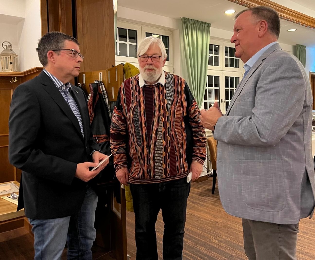 Im Rahmen der Neujahrsfeier der CDU-Stadtratsfraktion im Restaurant Stremme wurde Karl-Otto Schiwek für seine außerordentlichen Verdienste geehrt 🙏 Die Fraktion hatte einstimmig beschlossen, ihn nach seinem Ausscheiden aus der aktiven Politik zum #Ehrenvorsitzenden zu machen. Damit würdigt sie die in über fünf Jahrzehnten geleistete Arbeit für die CDU Gummersbach, die Fraktion und seine #Heimatstadt 💯
Schiwek hatte dann als frisch gekürter Ehrenvorsitzender die Aufgabe, dem im letzten Jahr aus seinem Amt ausgeschiedenen Bürgermeister Frank Helmenstein für 21 Jahre erfolgreicher #Zusammenarbeit ganz herzlich zu danken 🫶🏼
Auch der Fraktionsvorsitzende Jörg Jansen betonte nochmals die in den allermeisten Fällen gute Kooperation zwischen Verwaltung und CDU-Fraktion, die entscheidend dazu beigetragen habe, dass die Stadt Gummersbach eine solch positive Entwicklung nehmen konnte.🚀
Helmenstein, der mit seiner Ehefrau Manuela eingeladen war, nahm die Gelegenheit wahr, sich herzlich für die wertschätzenden Worte und die Geschenke zu bedanken. Auch er ließ die letzten 21 Jahre Revue passieren und betonte, dass die enge und harmonische Kooperation zwischen BM und Fraktion viele positive Anschübe im Entwicklungsprozess der Stadt Gummersbach bewirkt hätte.🎯
Ein gelungener Abend klang aus mit einem schmackhaften Buffett und angeregten Gesprächen! ✨
✍🏻 Rainer Sülzer